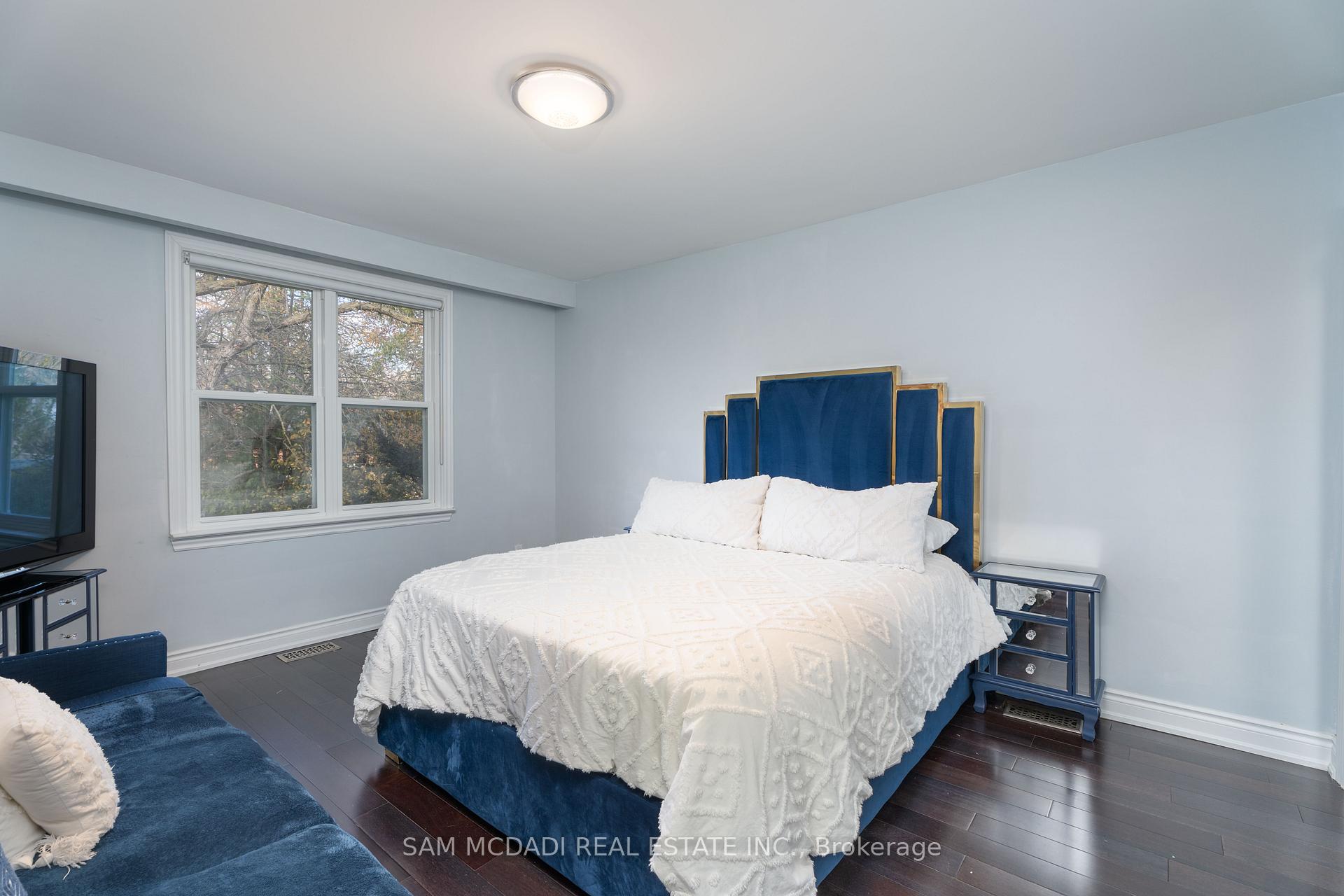 Photo 13 of 54 Bearbury Drive, Etobicoke, Markland Wood — HOMEH