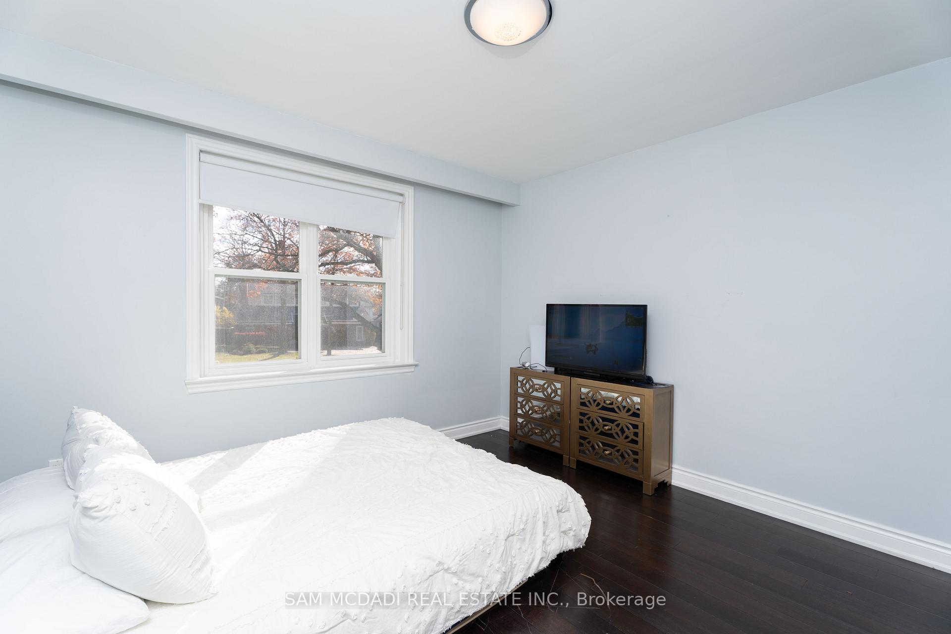 Photo 20 of 54 Bearbury Drive, Etobicoke, Markland Wood — HOMEH