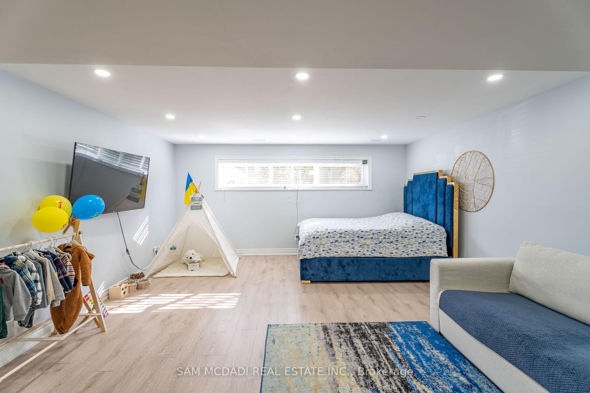 Photo 24 of 54 Bearbury Drive, Etobicoke, Markland Wood — HOMEH