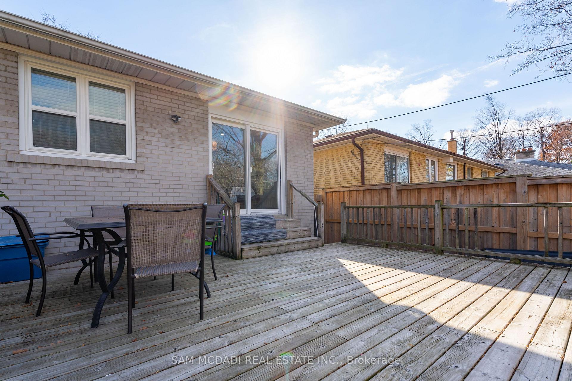 Photo 32 of 54 Bearbury Drive, Etobicoke, Markland Wood — HOMEH