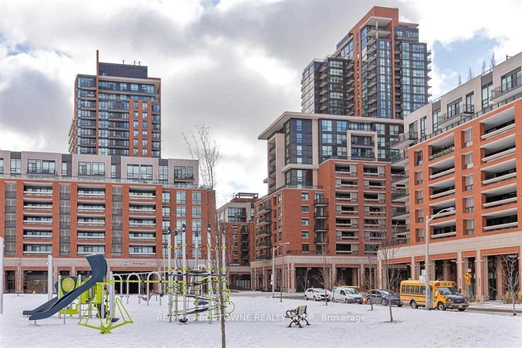 Front of Unit 722, 830 Lawrence Avenue W