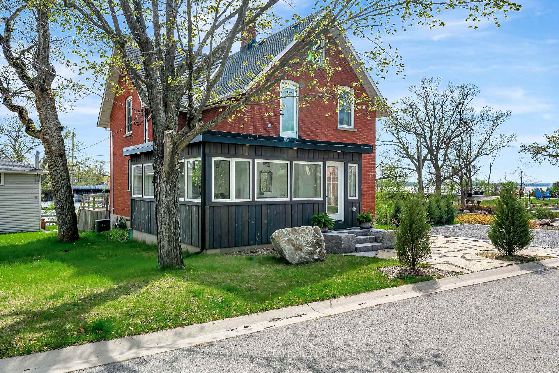 Photo 3 of 45 Oak Street, Kawartha Lakes, Fenelon Falls — HOMEH