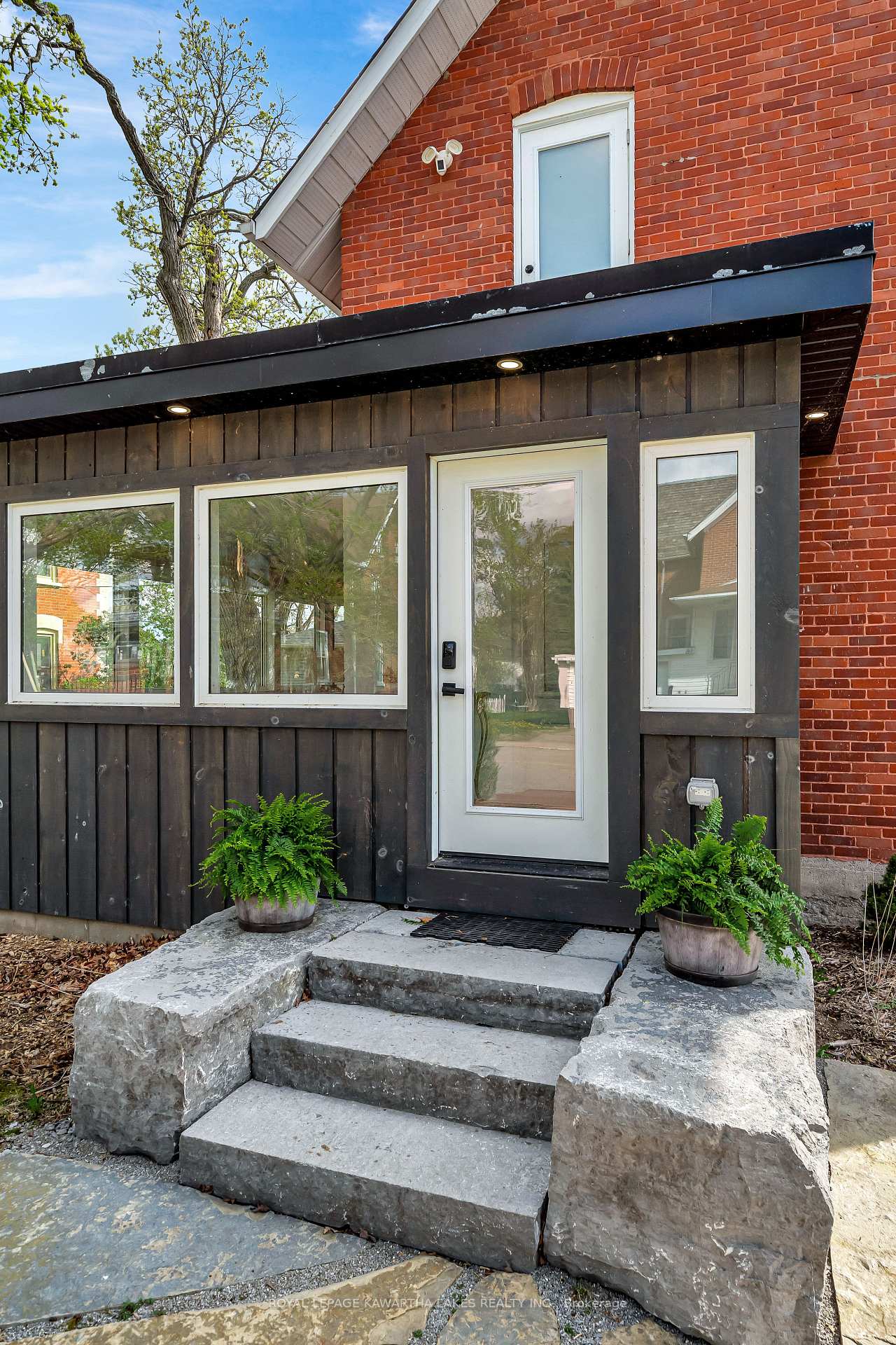 Photo 4 of 45 Oak Street, Kawartha Lakes, Fenelon Falls — HOMEH