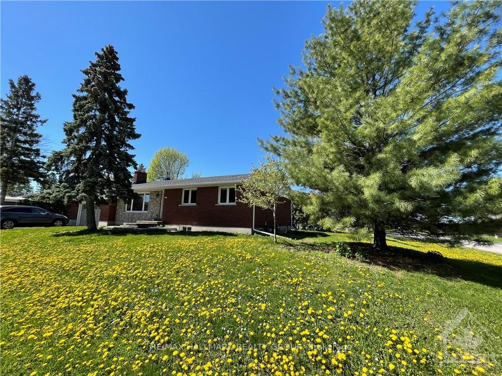 Photo 2 of 2 Indian Road, Ottawa, Meadowlands/St. Claire Gardens — HOMEH