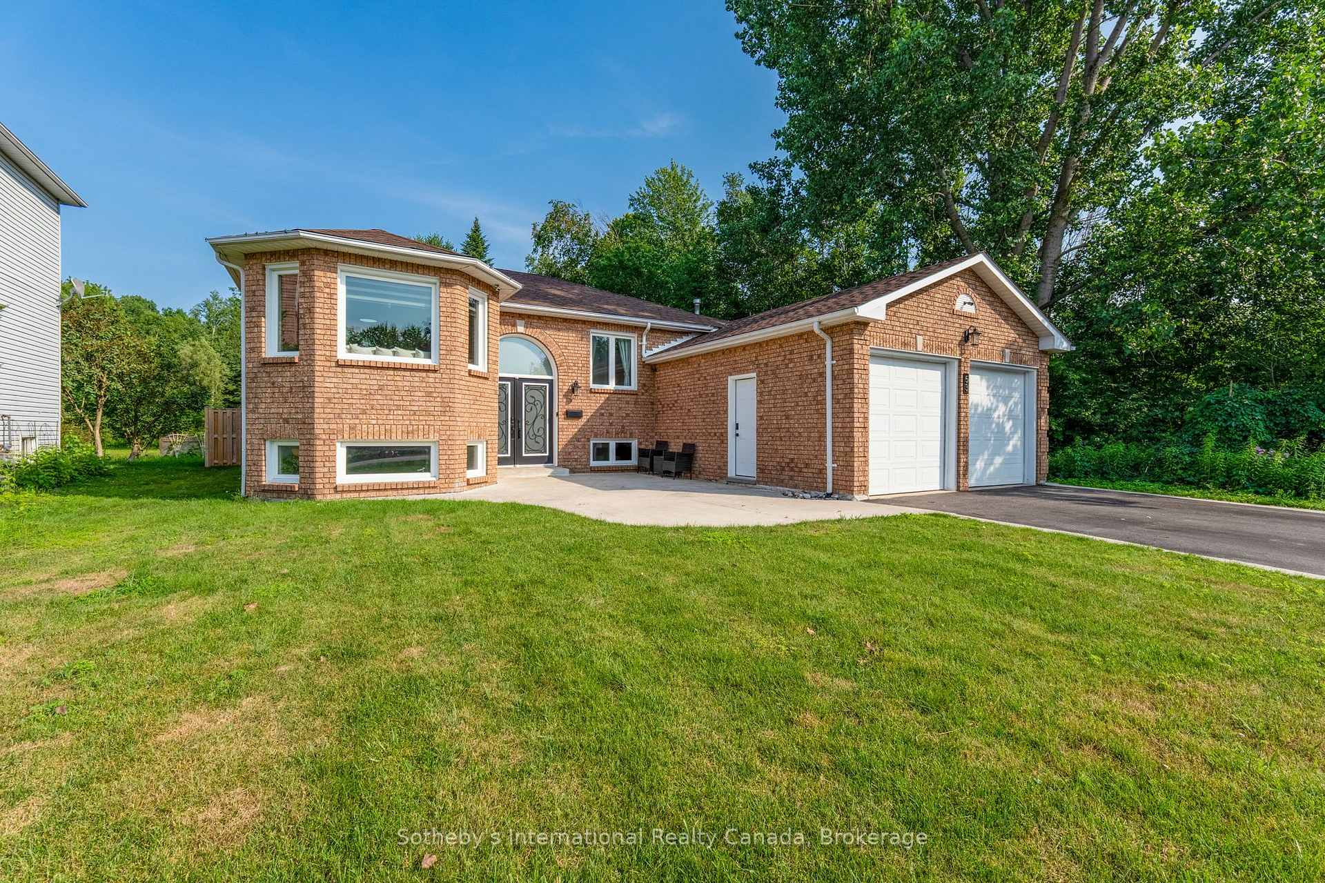 Photo 2 of 53 Royal Beech Drive, Wasaga Beach — HOMEH