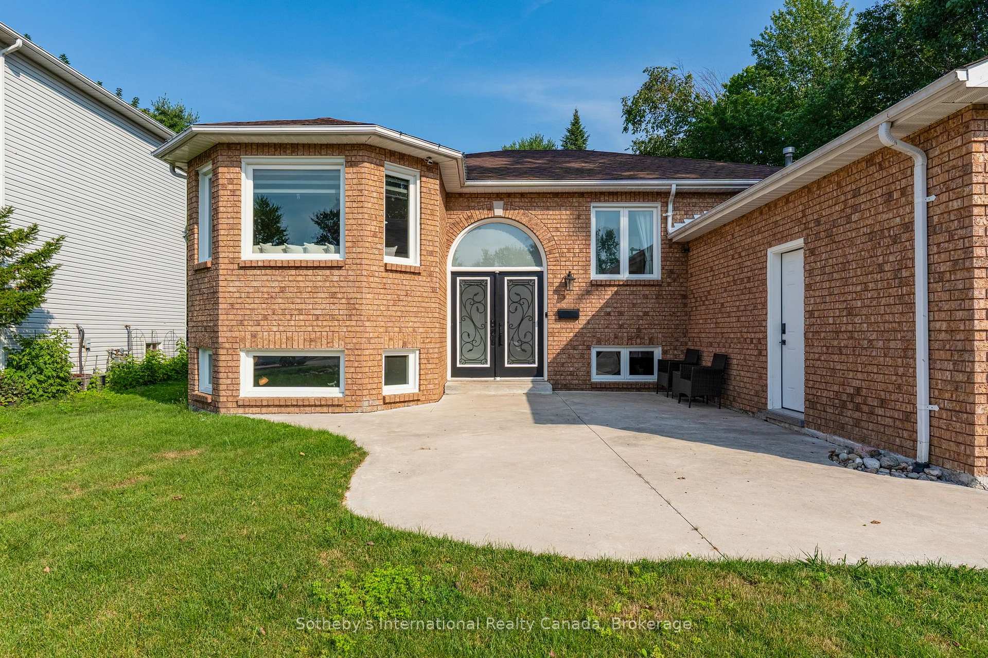 Photo 3 of 53 Royal Beech Drive, Wasaga Beach — HOMEH