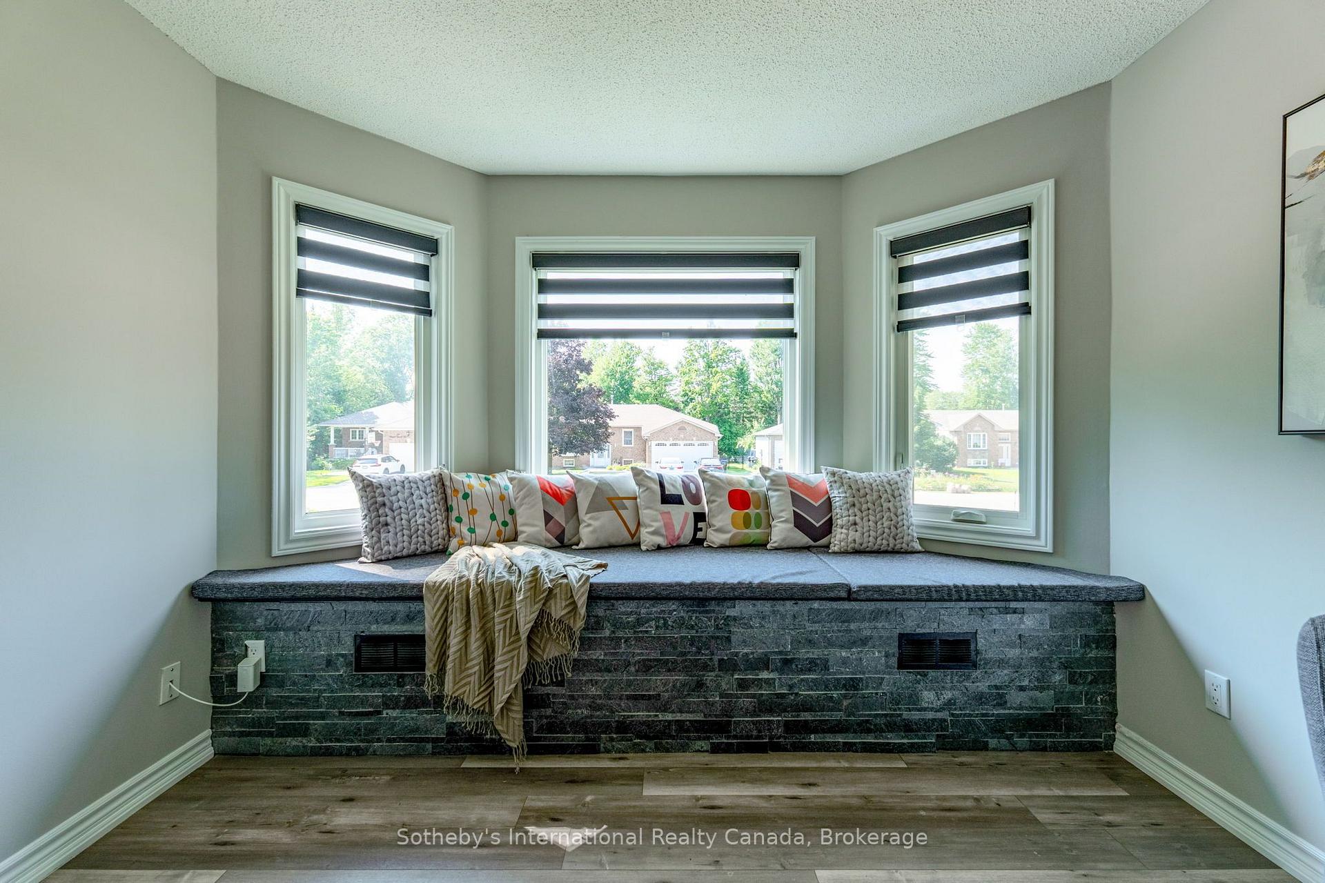 Photo 8 of 53 Royal Beech Drive, Wasaga Beach — HOMEH