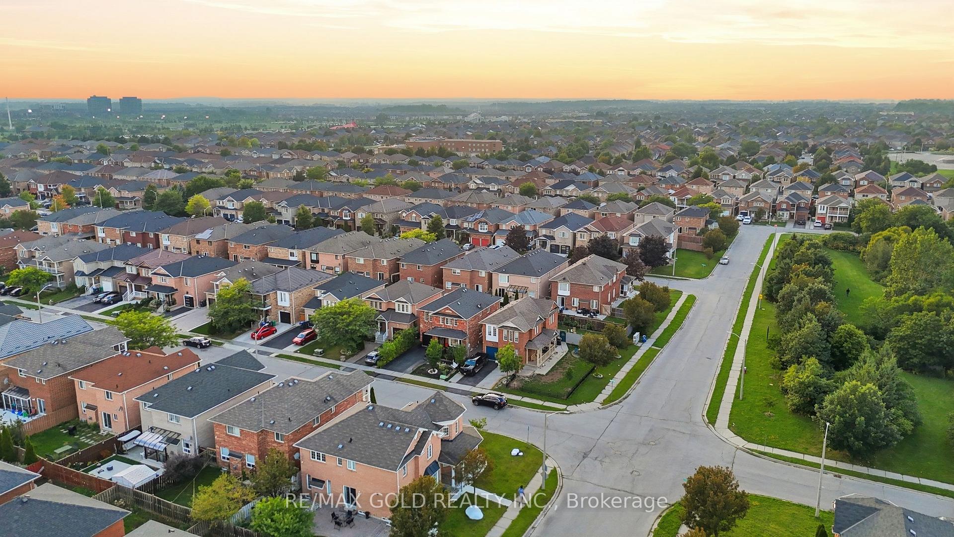Photo 4 of 30 Schooner Drive, Brampton, Fletcher's Meadow — HOMEH