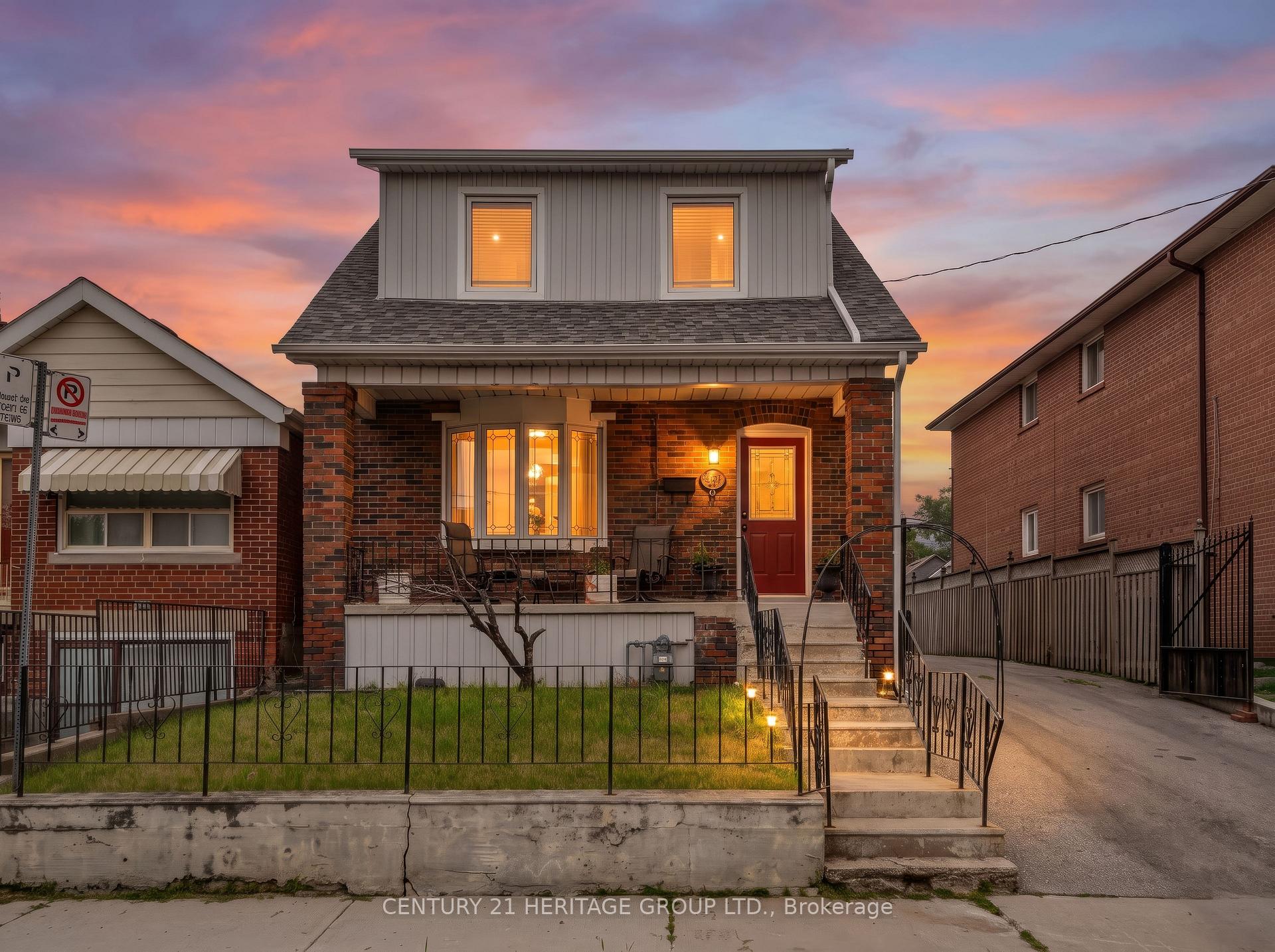 Photo 2 of 33 Sanderstead Avenue, North York, Briar Hill-Belgravia — HOMEH