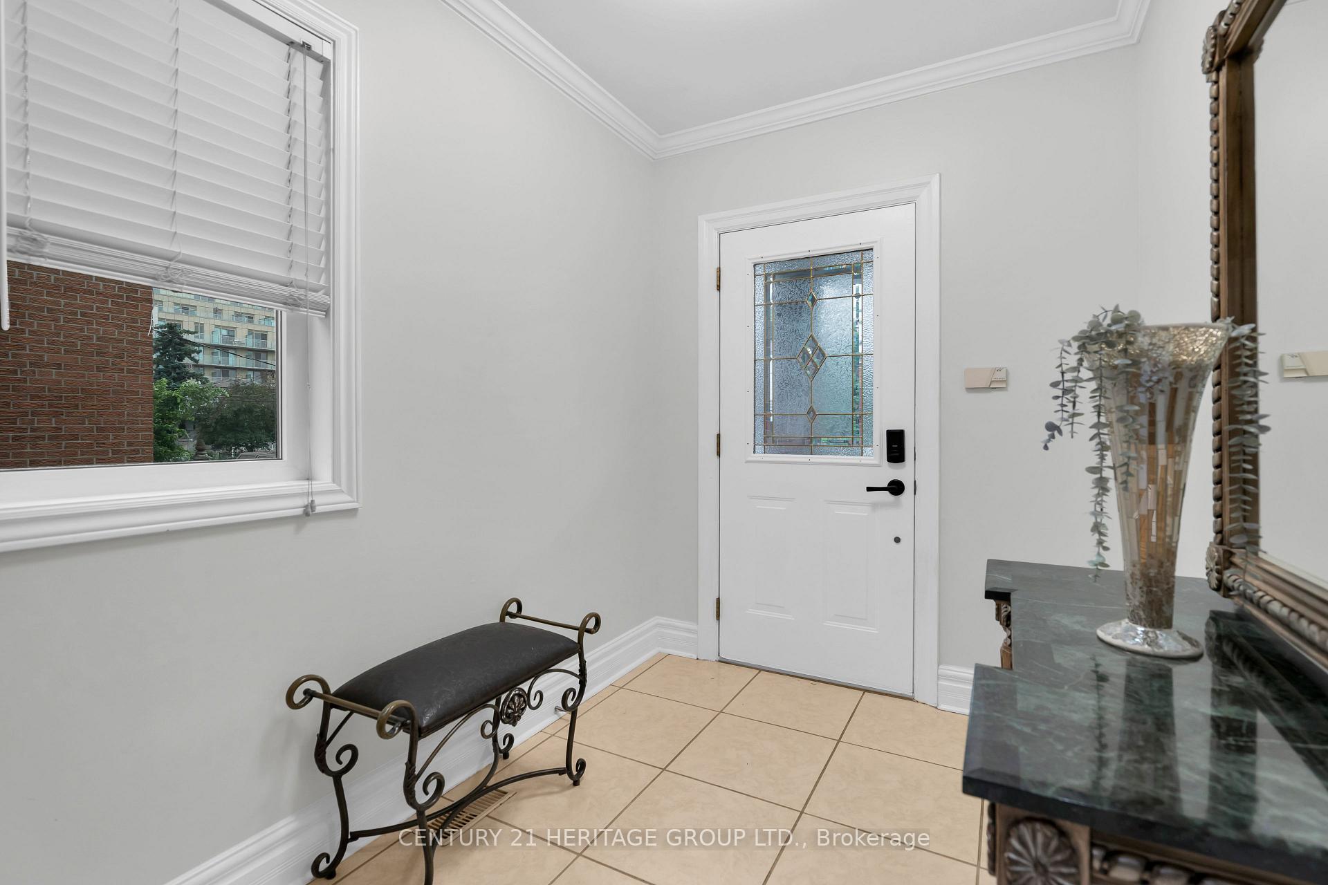 Photo 5 of 33 Sanderstead Avenue, North York, Briar Hill-Belgravia — HOMEH