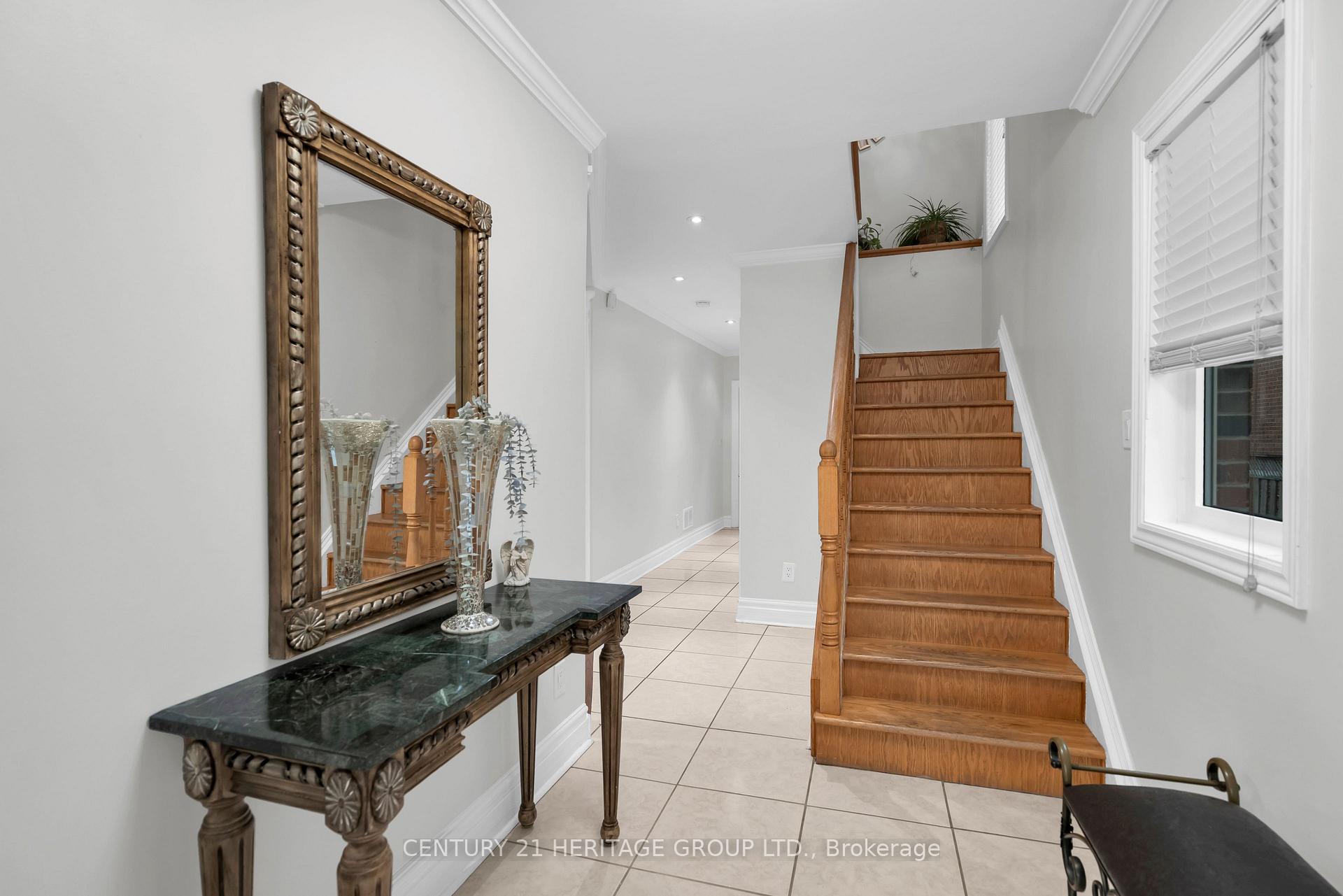 Photo 6 of 33 Sanderstead Avenue, North York, Briar Hill-Belgravia — HOMEH