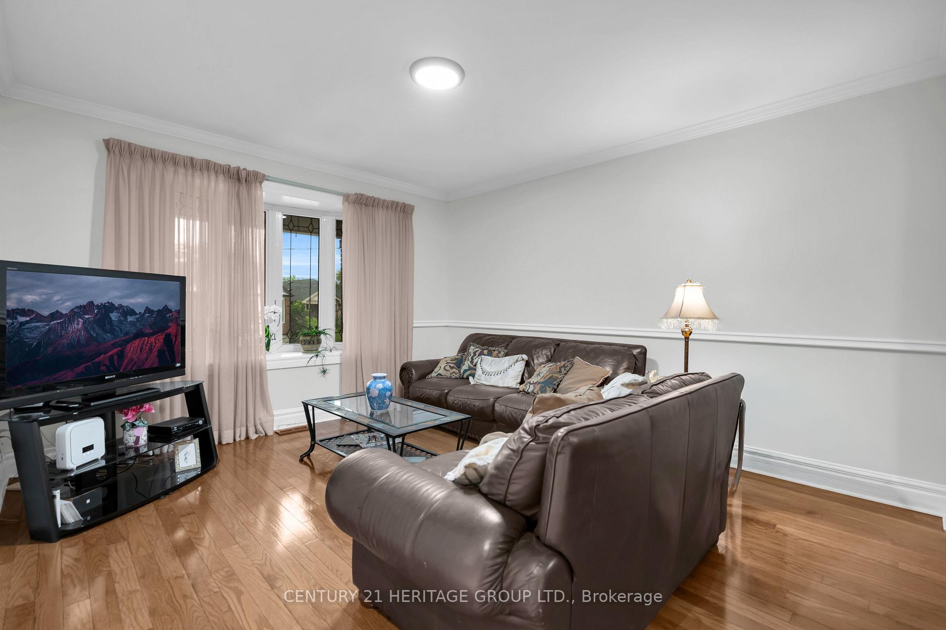 Photo 8 of 33 Sanderstead Avenue, North York, Briar Hill-Belgravia — HOMEH