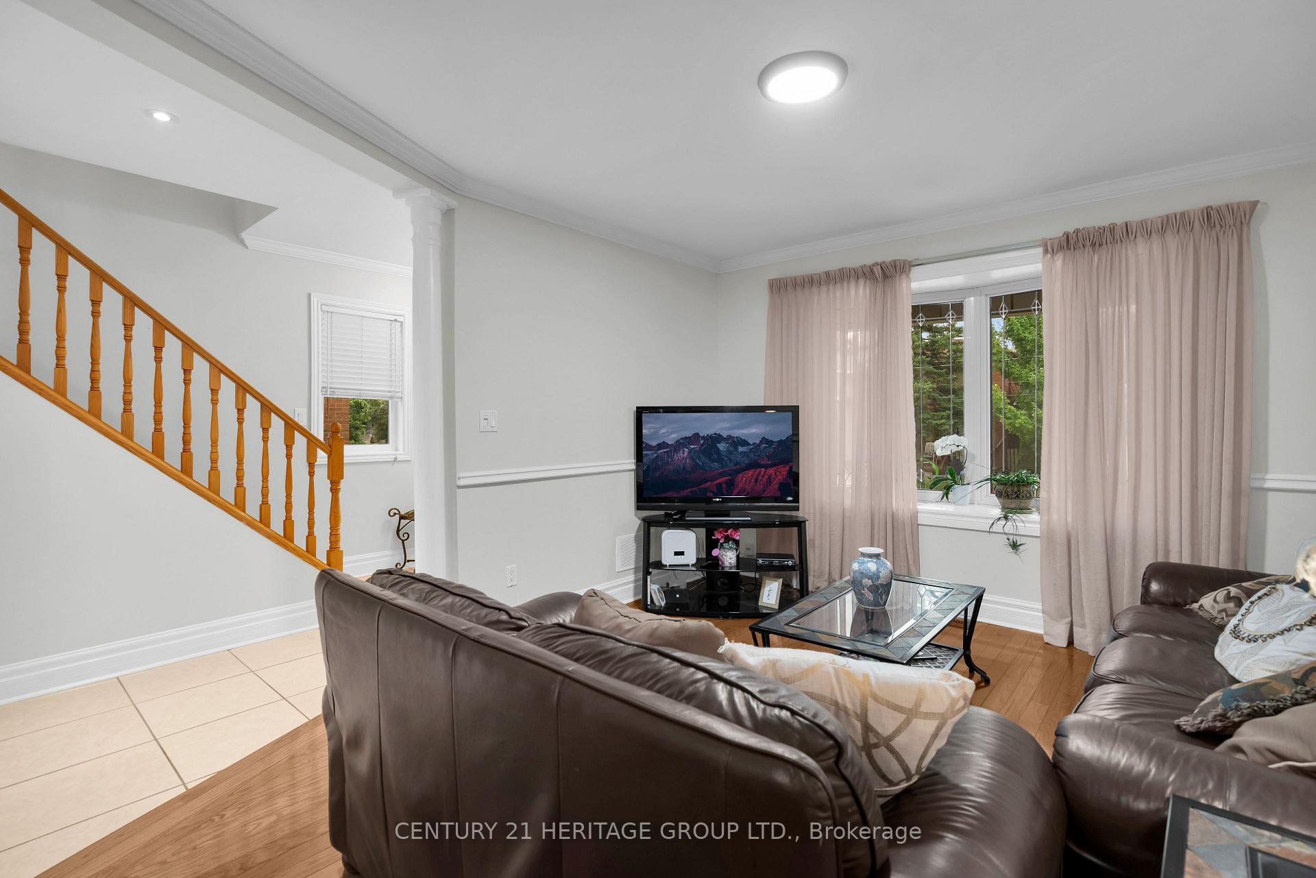 Photo 9 of 33 Sanderstead Avenue, North York, Briar Hill-Belgravia — HOMEH