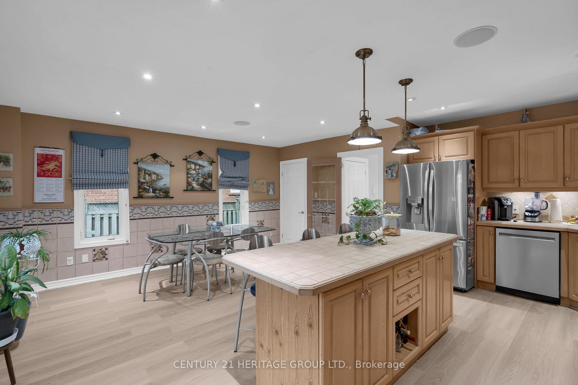 Photo 12 of 33 Sanderstead Avenue, North York, Briar Hill-Belgravia — HOMEH