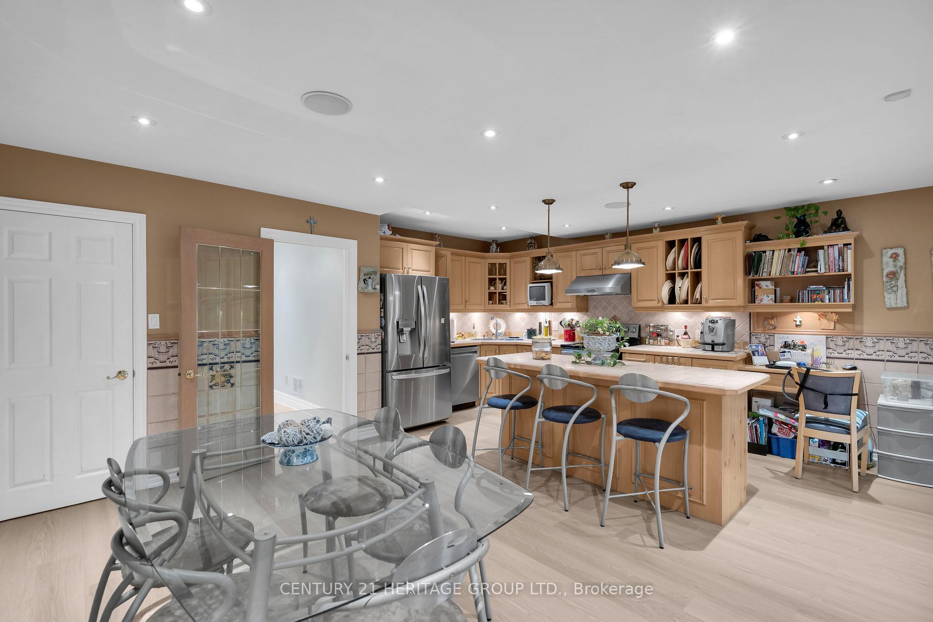 Photo 13 of 33 Sanderstead Avenue, North York, Briar Hill-Belgravia — HOMEH