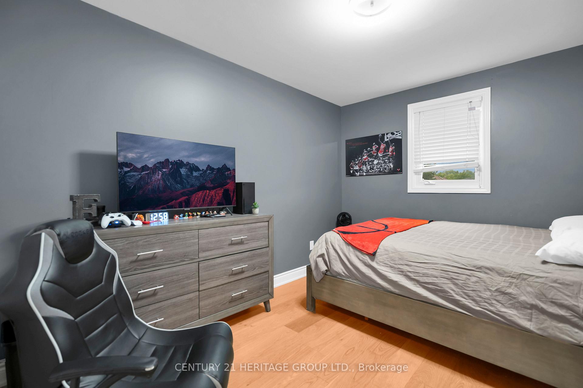 Photo 24 of 33 Sanderstead Avenue, North York, Briar Hill-Belgravia — HOMEH