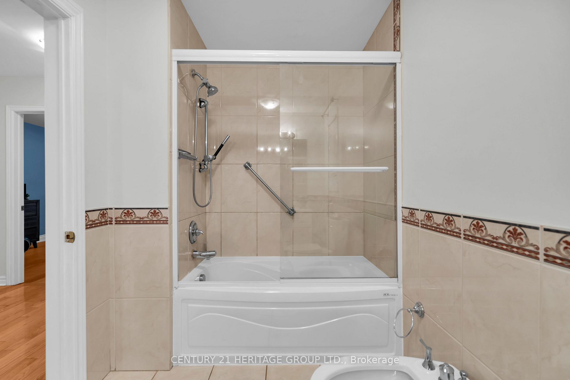 Photo 25 of 33 Sanderstead Avenue, North York, Briar Hill-Belgravia — HOMEH