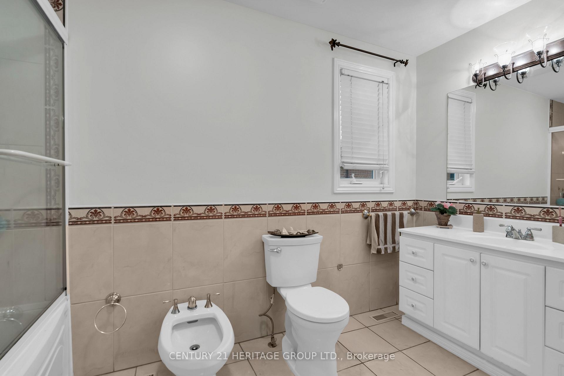 Photo 26 of 33 Sanderstead Avenue, North York, Briar Hill-Belgravia — HOMEH