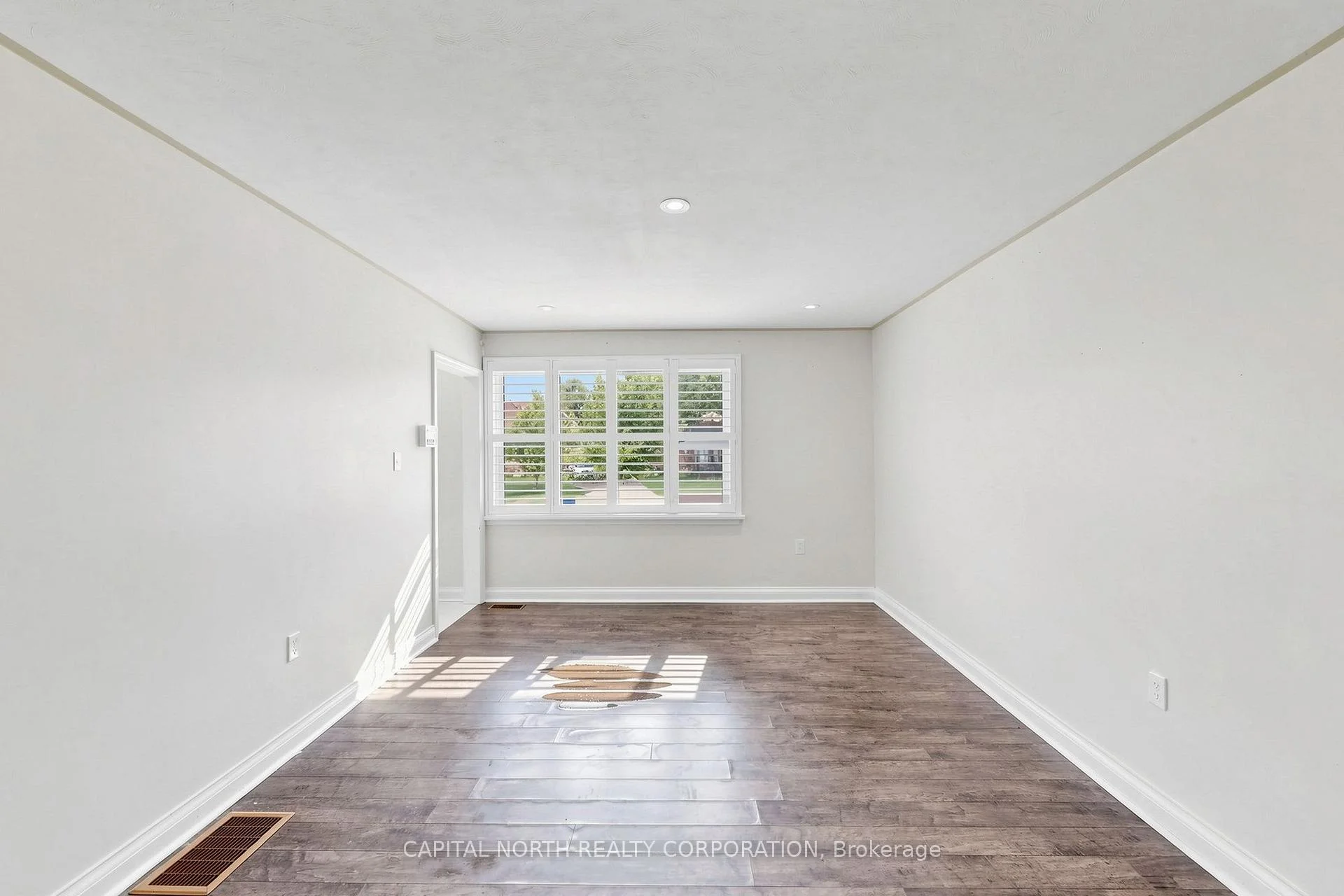 Photo 4 of 29 Mercer Drive, Brampton, Downtown Brampton — HOMEH