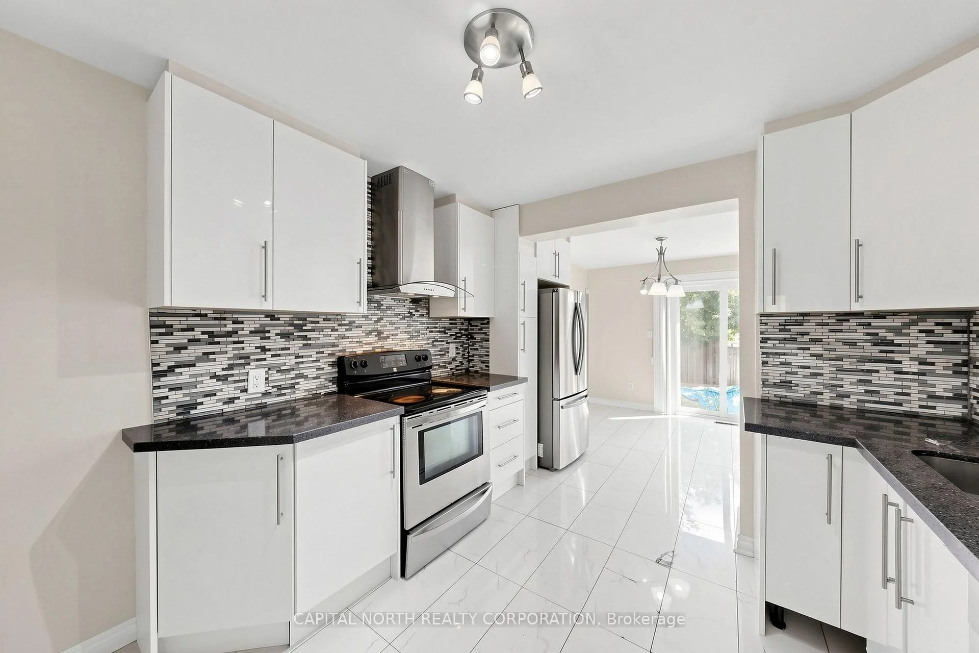 Photo 5 of 29 Mercer Drive, Brampton, Downtown Brampton — HOMEH