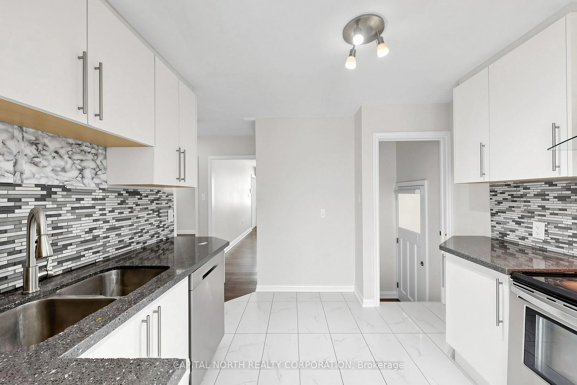 Photo 6 of 29 Mercer Drive, Brampton, Downtown Brampton — HOMEH
