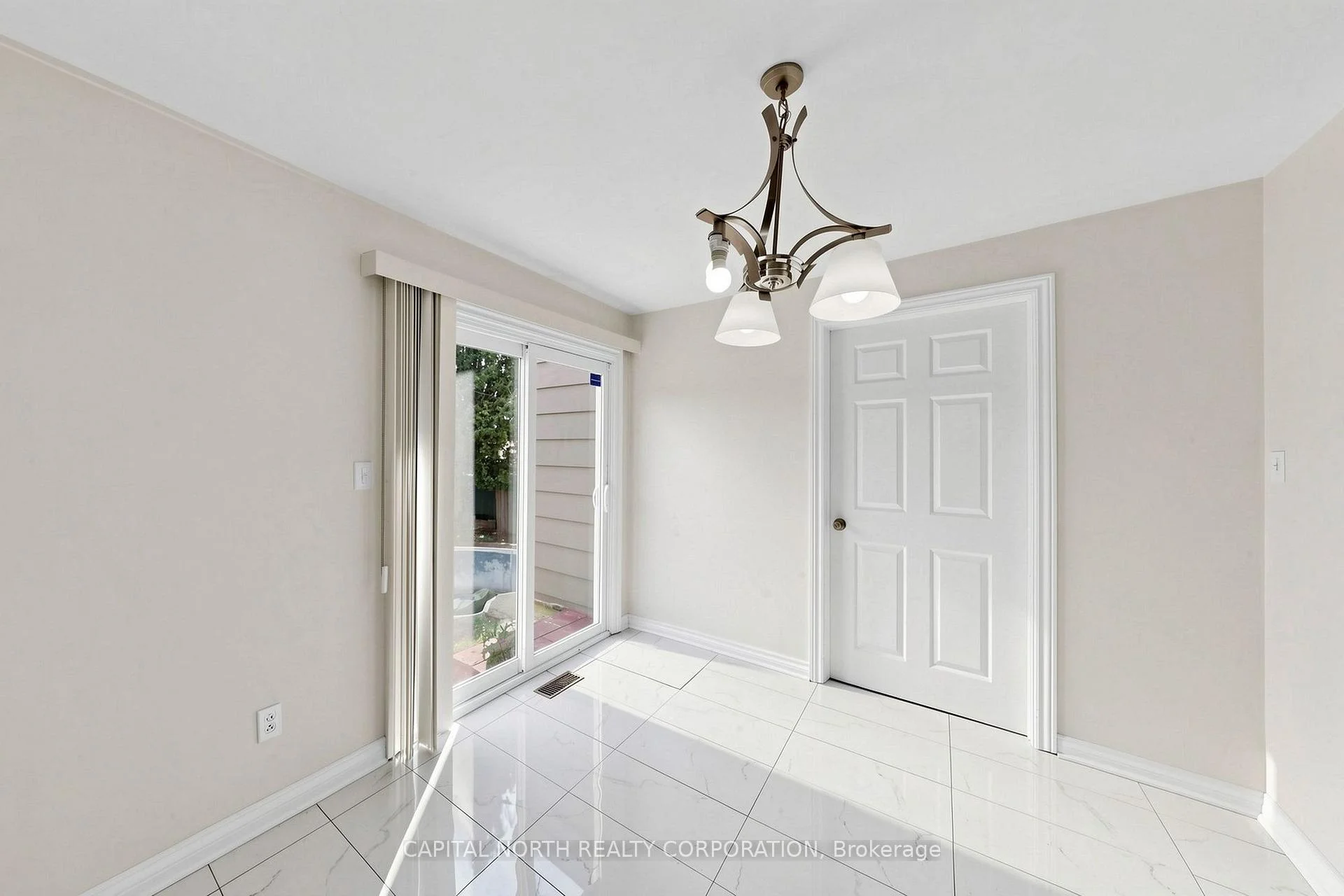 Photo 8 of 29 Mercer Drive, Brampton, Downtown Brampton — HOMEH