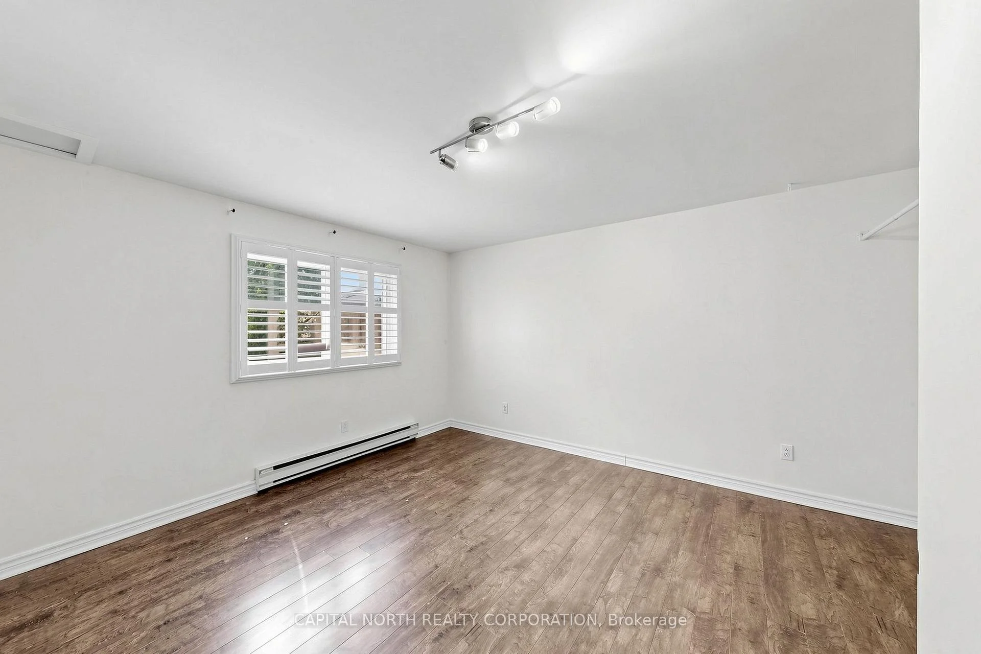 Photo 10 of 29 Mercer Drive, Brampton, Downtown Brampton — HOMEH