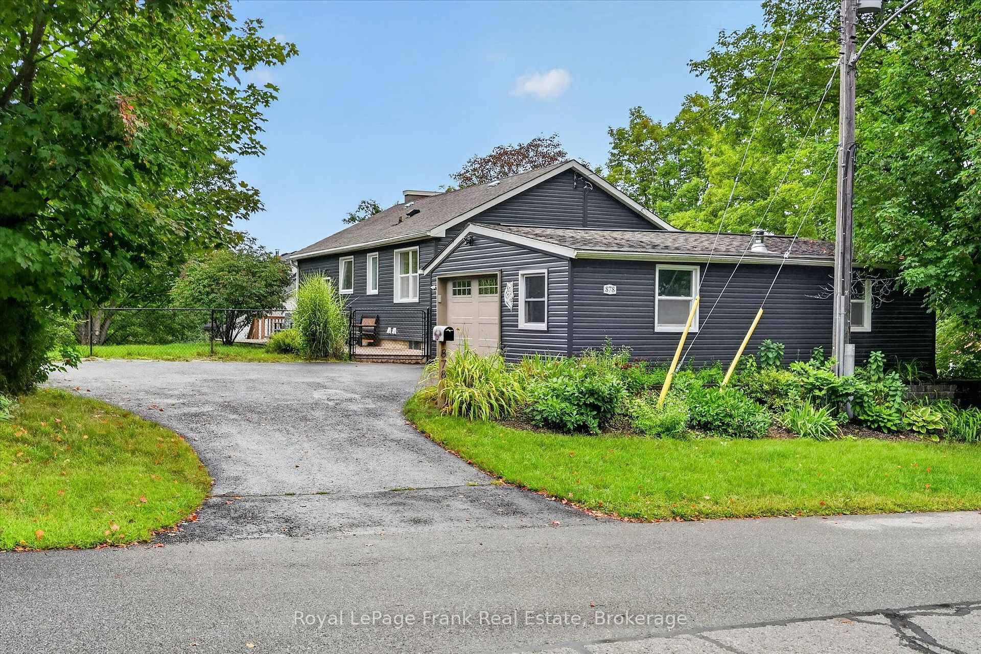 Photo 2 of 878 Valleyview Drive, Peterborough, Monaghan Ward 2 — HOMEH