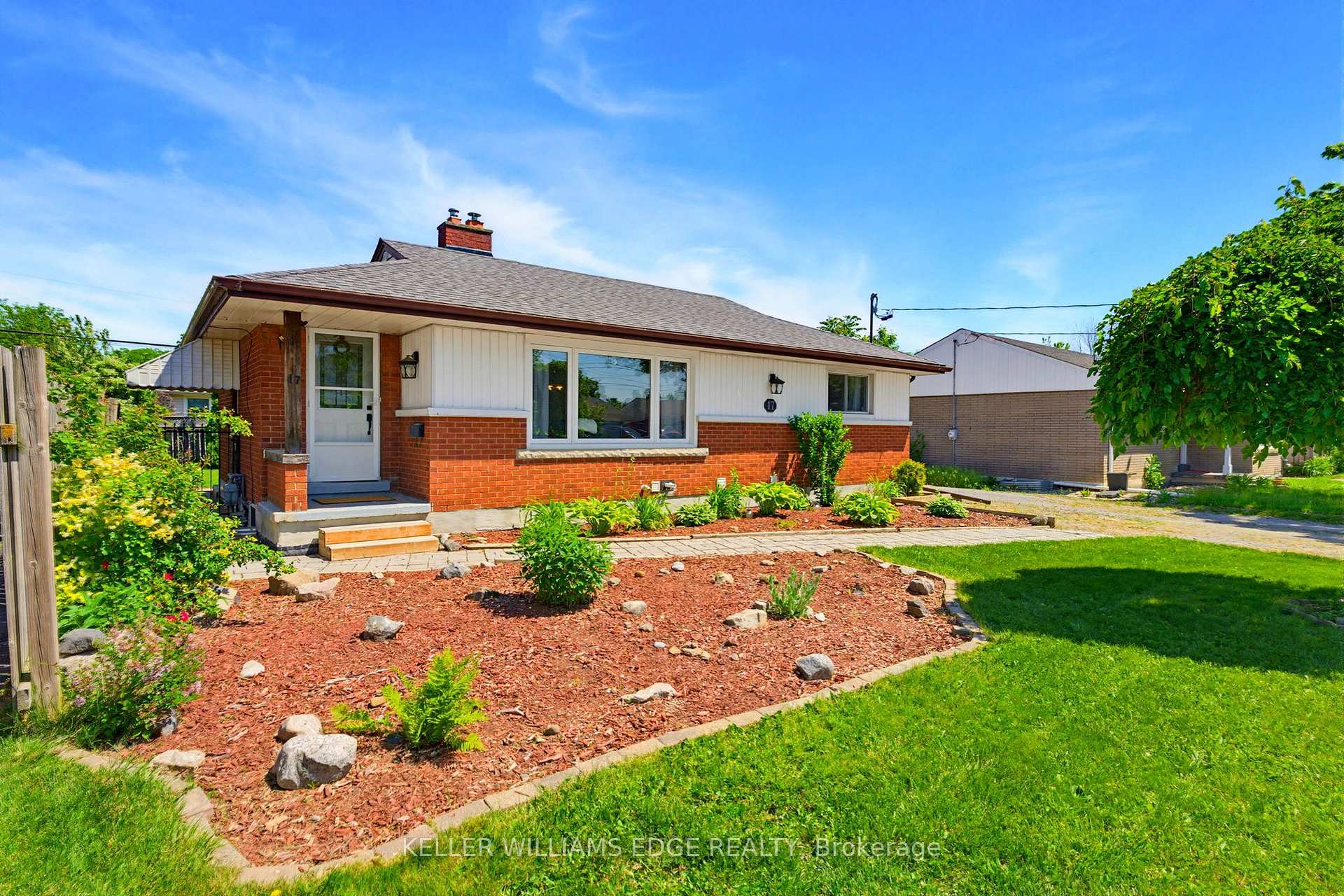 Photo 2 of 17 Broadmore Avenue, St. Catharines, Carlton/Bunting — HOMEH