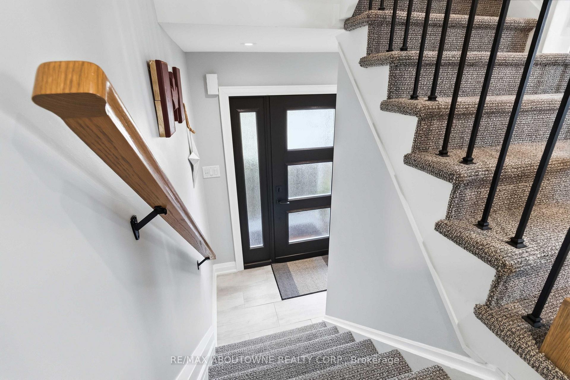 Photo 3 of 2228 Jillian Lane, Oakville, Westmount — HOMEH