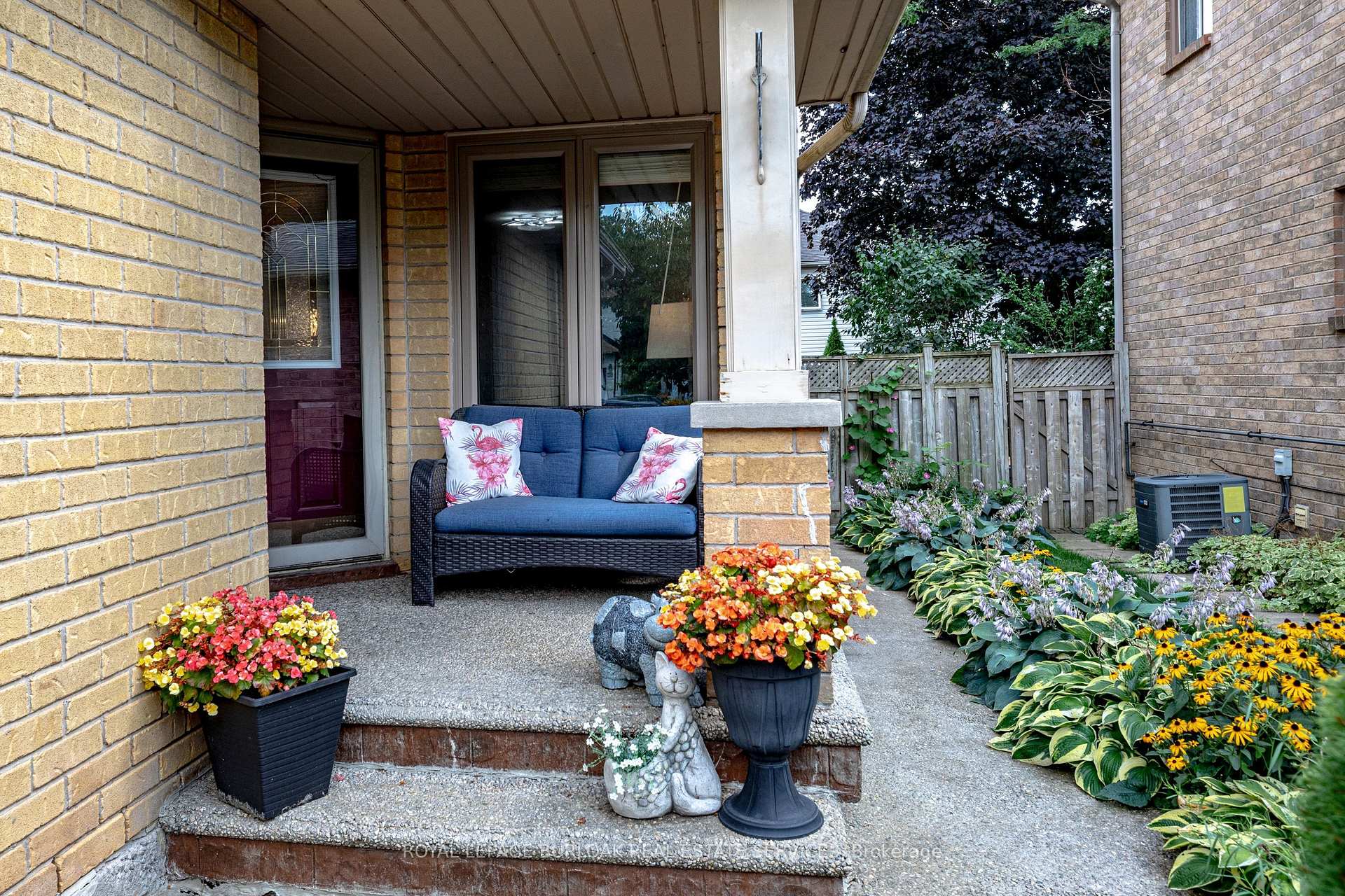 Photo 3 of 31 Grindstone Way, Hamilton, Waterdown — HOMEH