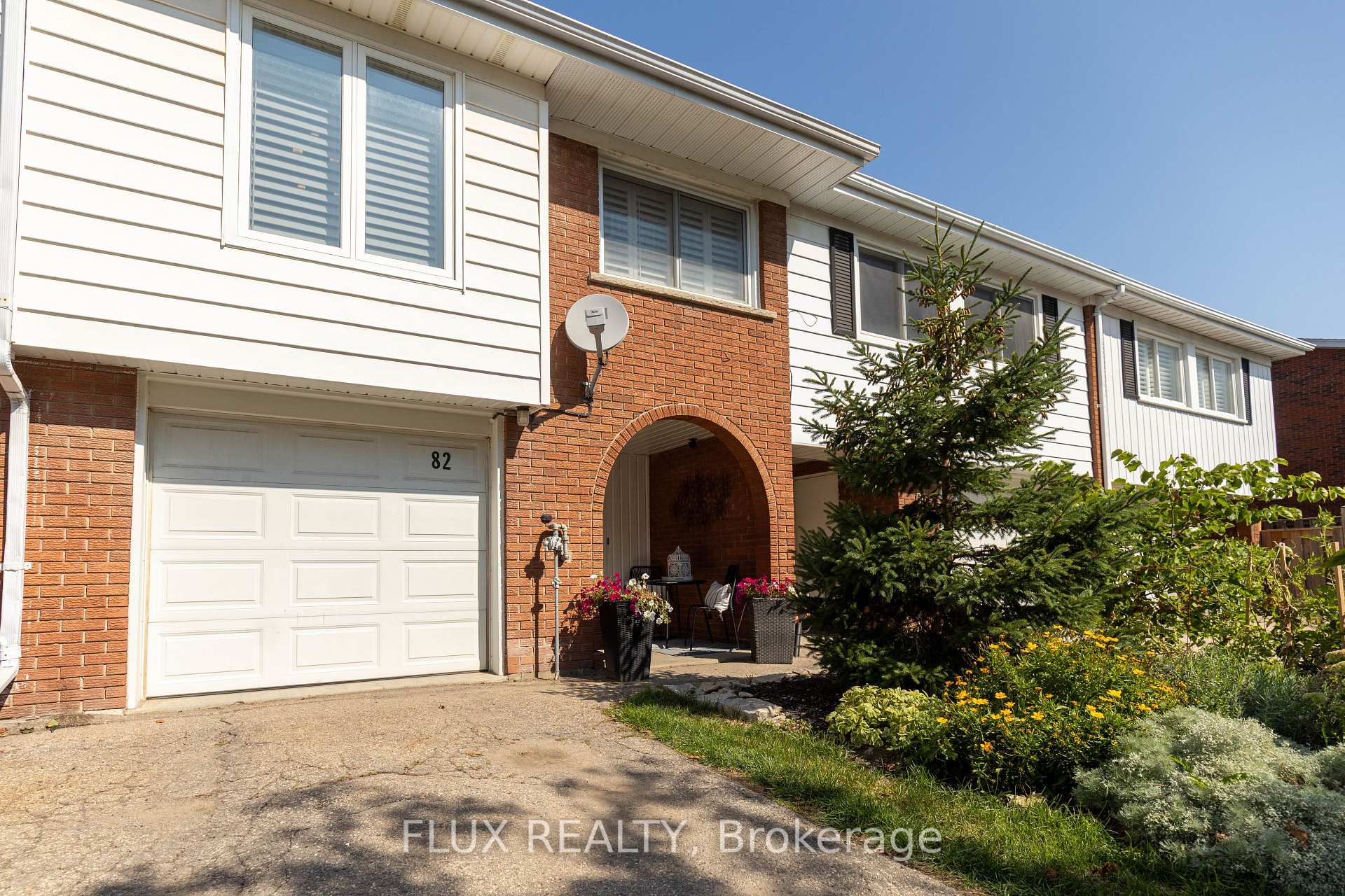 Photo 4 of 82 Overlea Drive, Kitchener, Victoria Hills — HOMEH