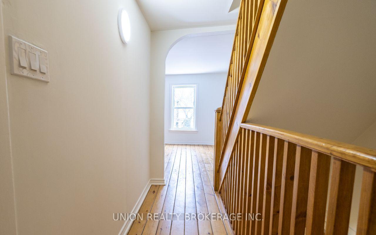 Photo 5 of Unit Upper (Unit A), 368 Main Street, Toronto, Woodbine-Lumsden — HOMEH