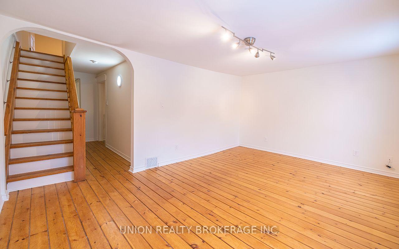 Photo 6 of Unit Upper (Unit A), 368 Main Street, Toronto, Woodbine-Lumsden — HOMEH