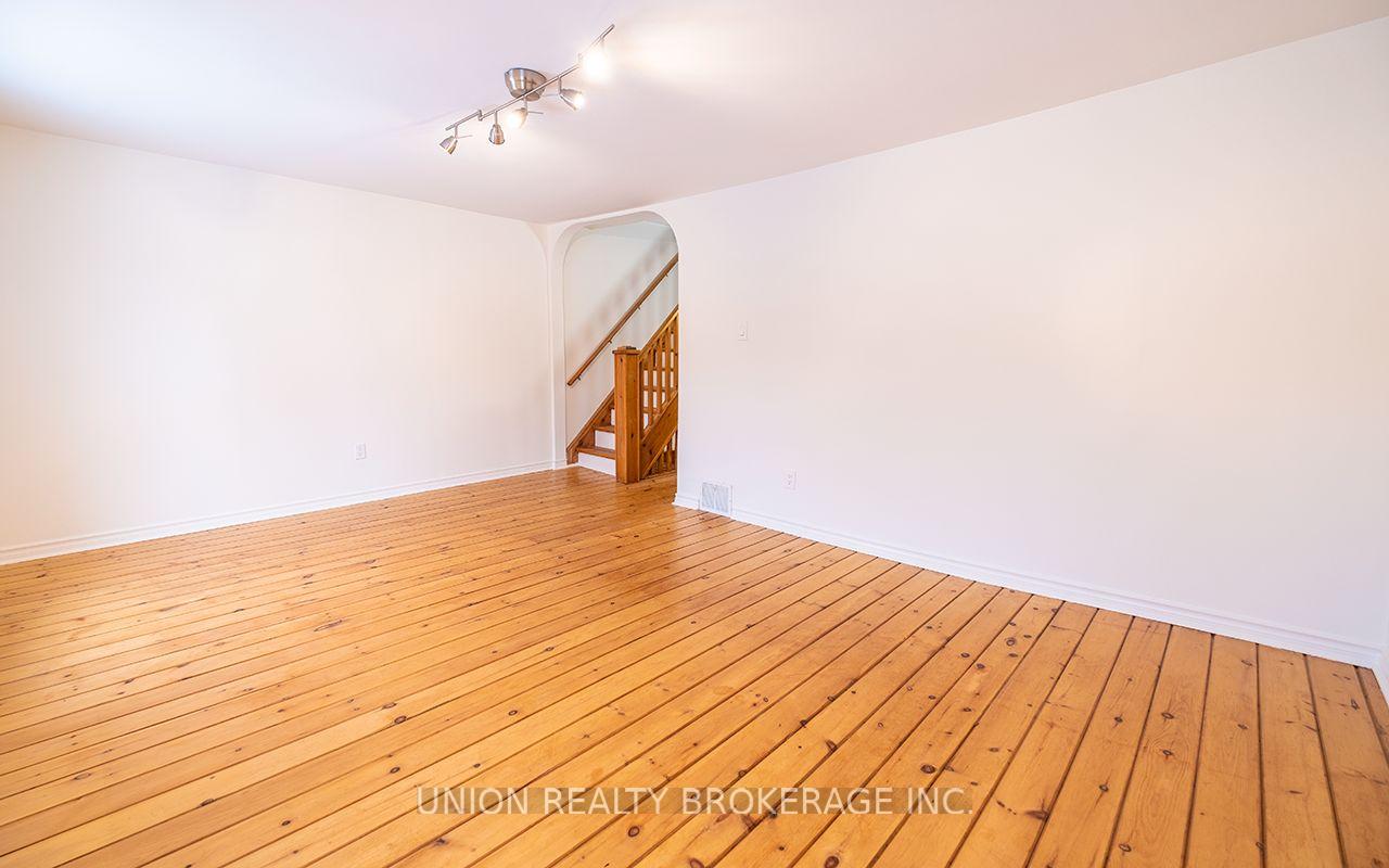 Photo 17 of Unit Upper (Unit A), 368 Main Street, Toronto, Woodbine-Lumsden — HOMEH