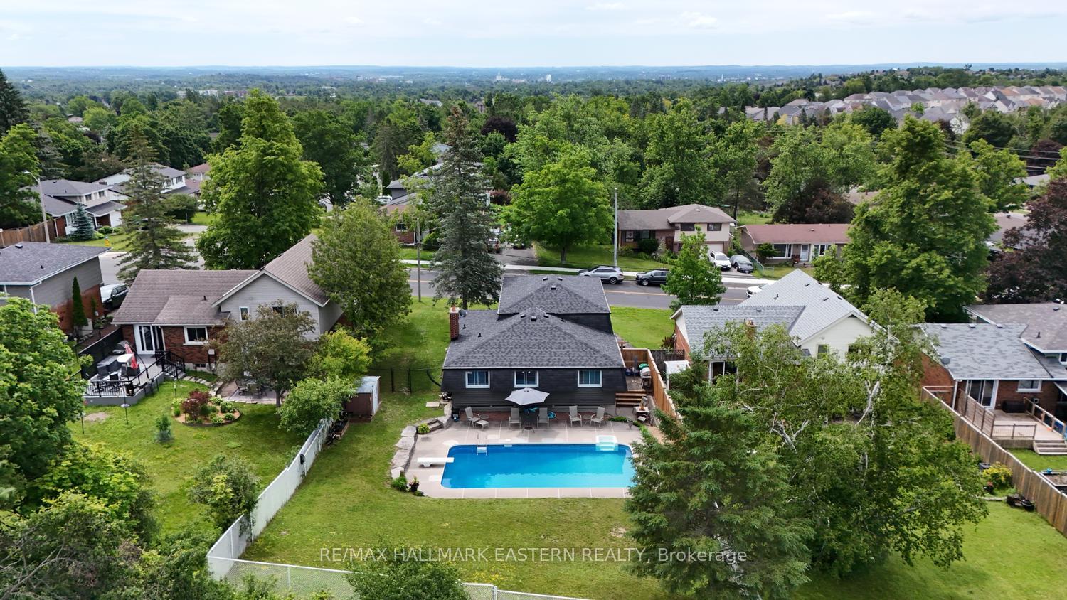 Photo 3 of 1000 Cumberland Avenue, Peterborough, Northcrest Ward 5 — HOMEH
