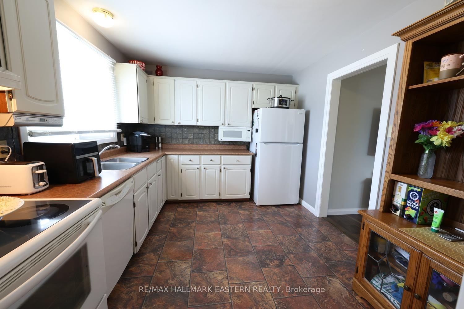 Photo 11 of 1000 Cumberland Avenue, Peterborough, Northcrest Ward 5 — HOMEH