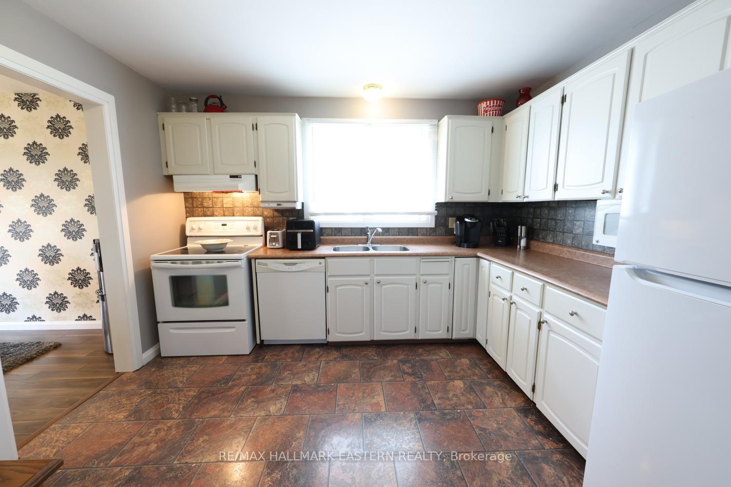 Photo 12 of 1000 Cumberland Avenue, Peterborough, Northcrest Ward 5 — HOMEH