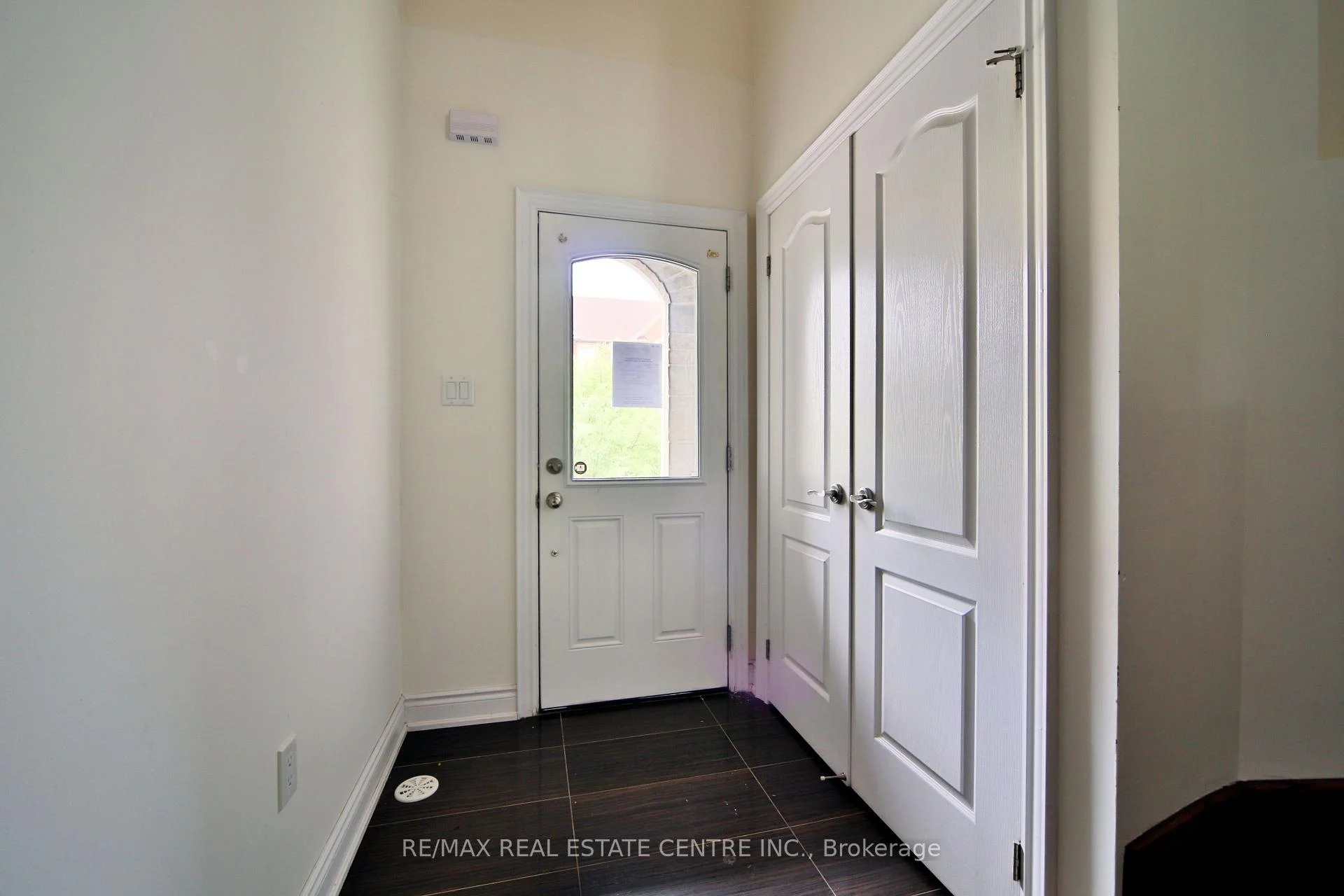 Photo 3 of 211 Appleton Court, Newmarket, Central Newmarket — HOMEH