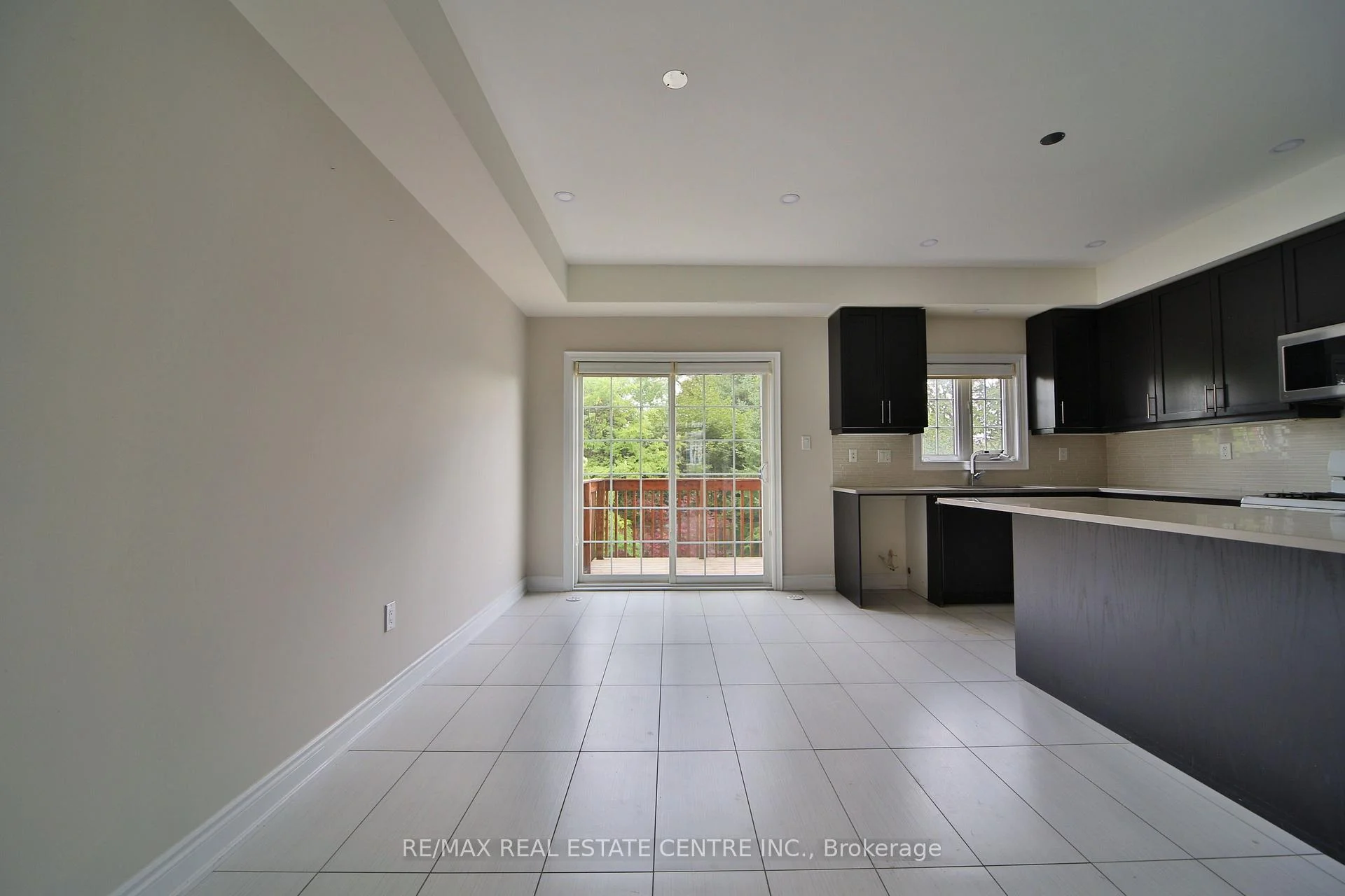 Photo 8 of 211 Appleton Court, Newmarket, Central Newmarket — HOMEH