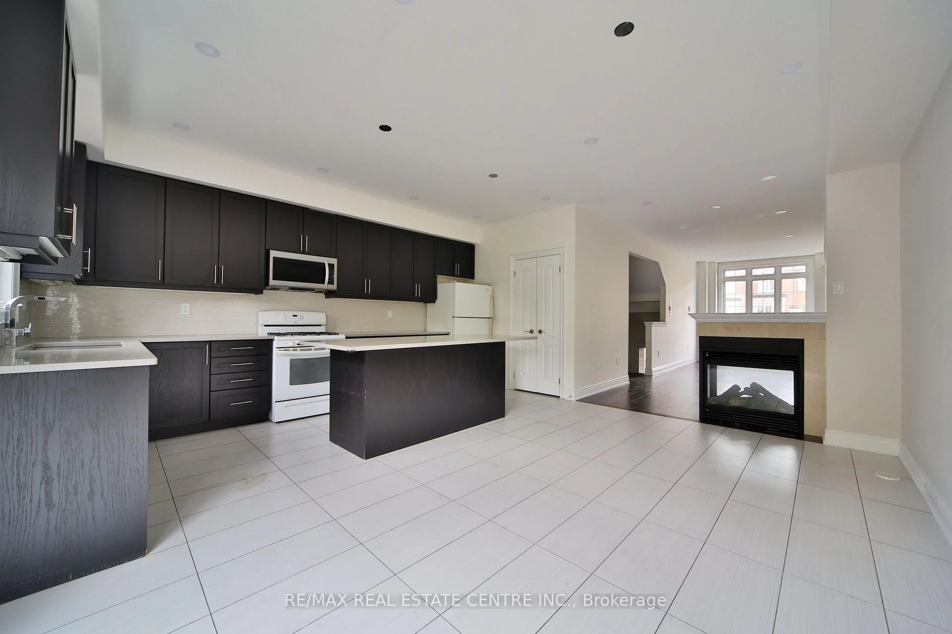 Photo 9 of 211 Appleton Court, Newmarket, Central Newmarket — HOMEH
