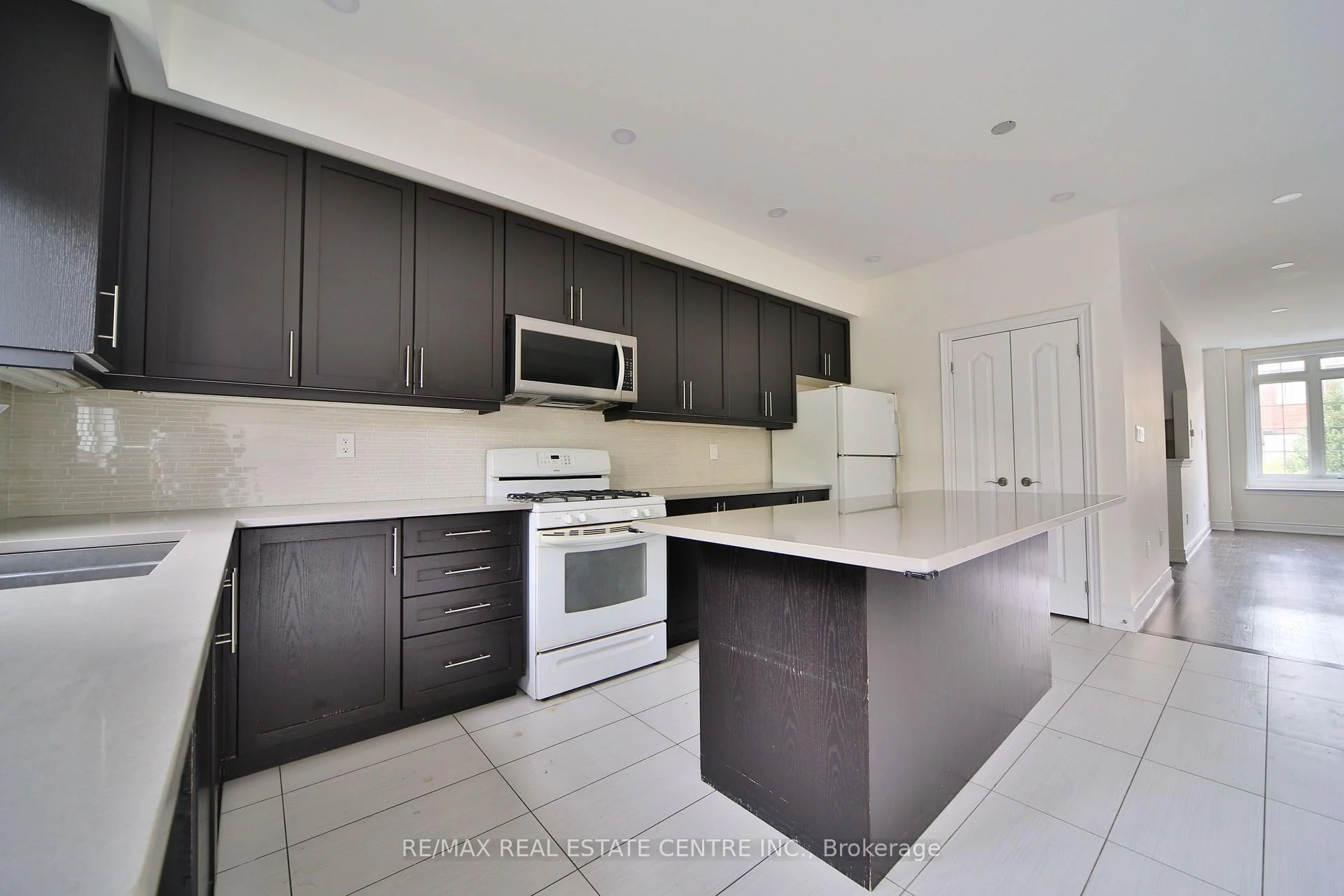 Photo 10 of 211 Appleton Court, Newmarket, Central Newmarket — HOMEH