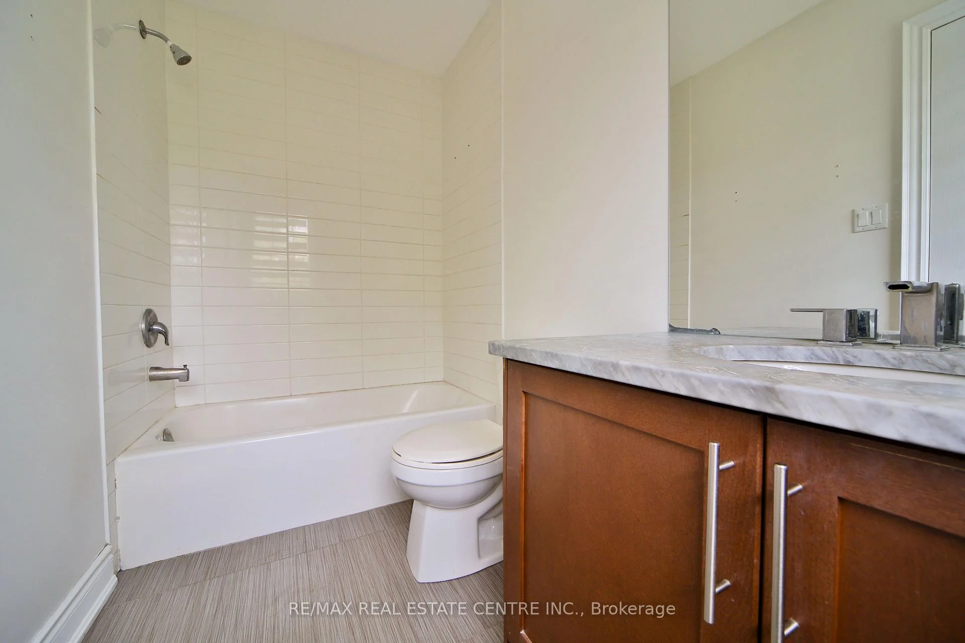 Photo 19 of 211 Appleton Court, Newmarket, Central Newmarket — HOMEH