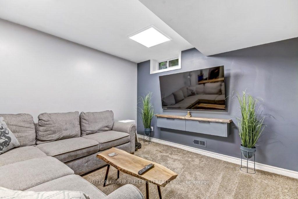 Photo 23 of 406 Hartson Road, London, North O — HOMEH