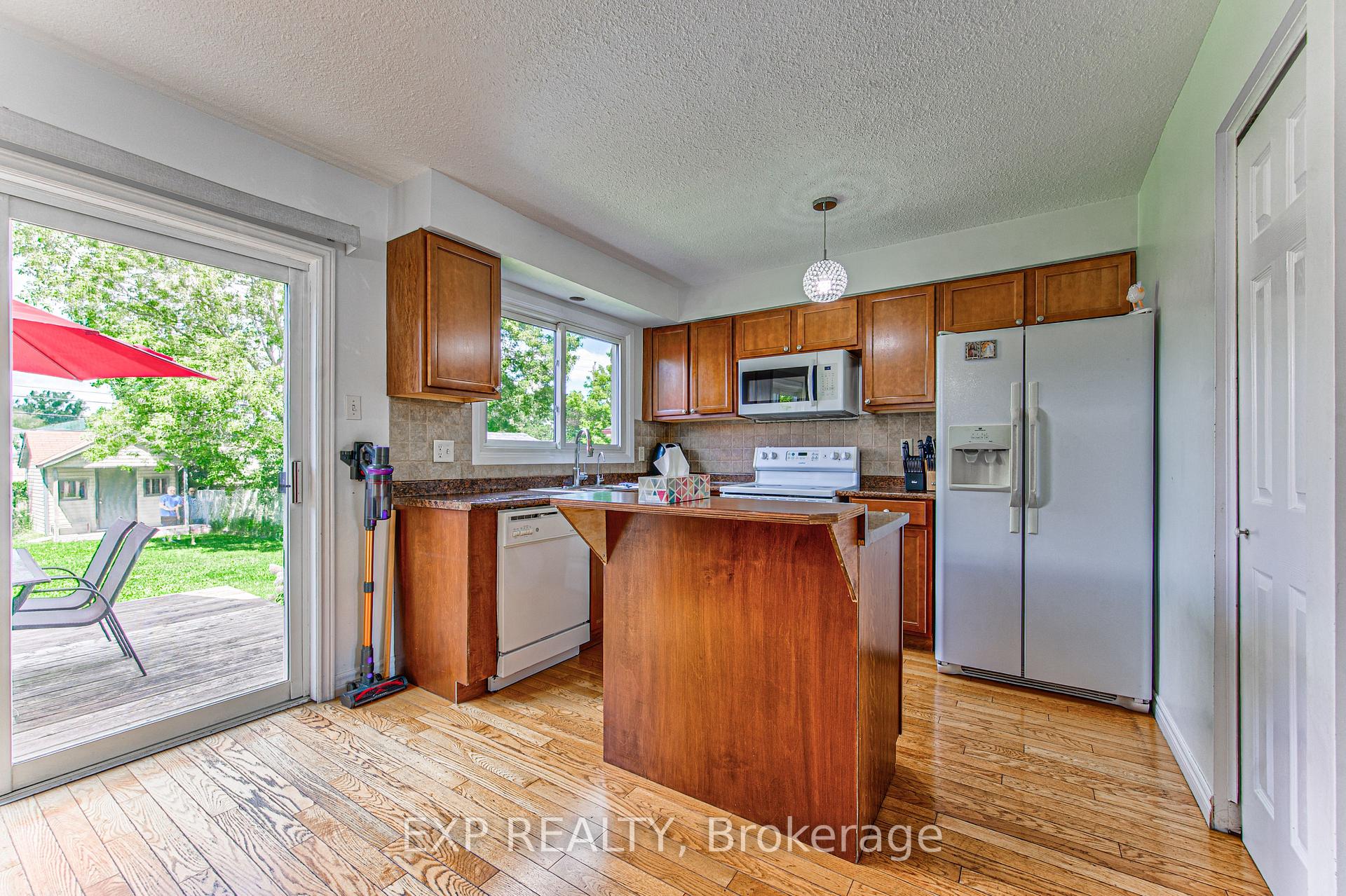Photo 10 of 98 Monteagle Crescent, Kitchener, Highland West — HOMEH