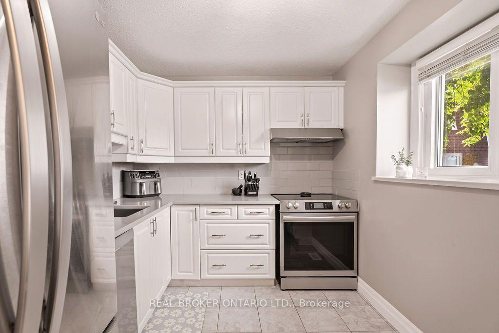 Photo 4 of 1699E Lamoureux Drive, Ottawa, Queenswood Heights South — HOMEH