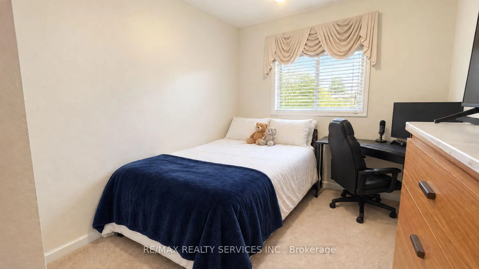 Photo 23 of 39 Cadillac Crescent, Brampton, Fletcher's Meadow — HOMEH