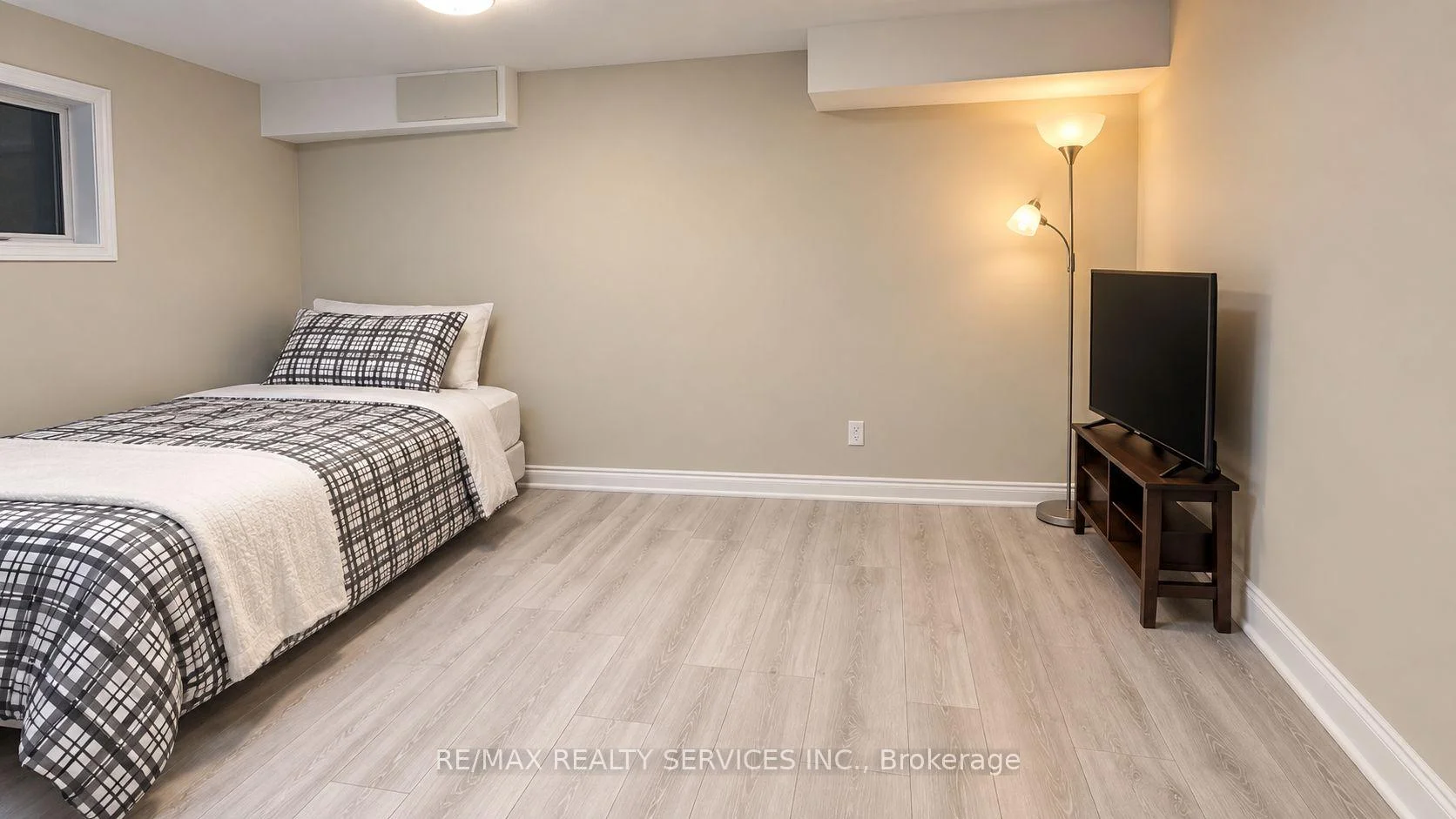 Photo 27 of 39 Cadillac Crescent, Brampton, Fletcher's Meadow — HOMEH