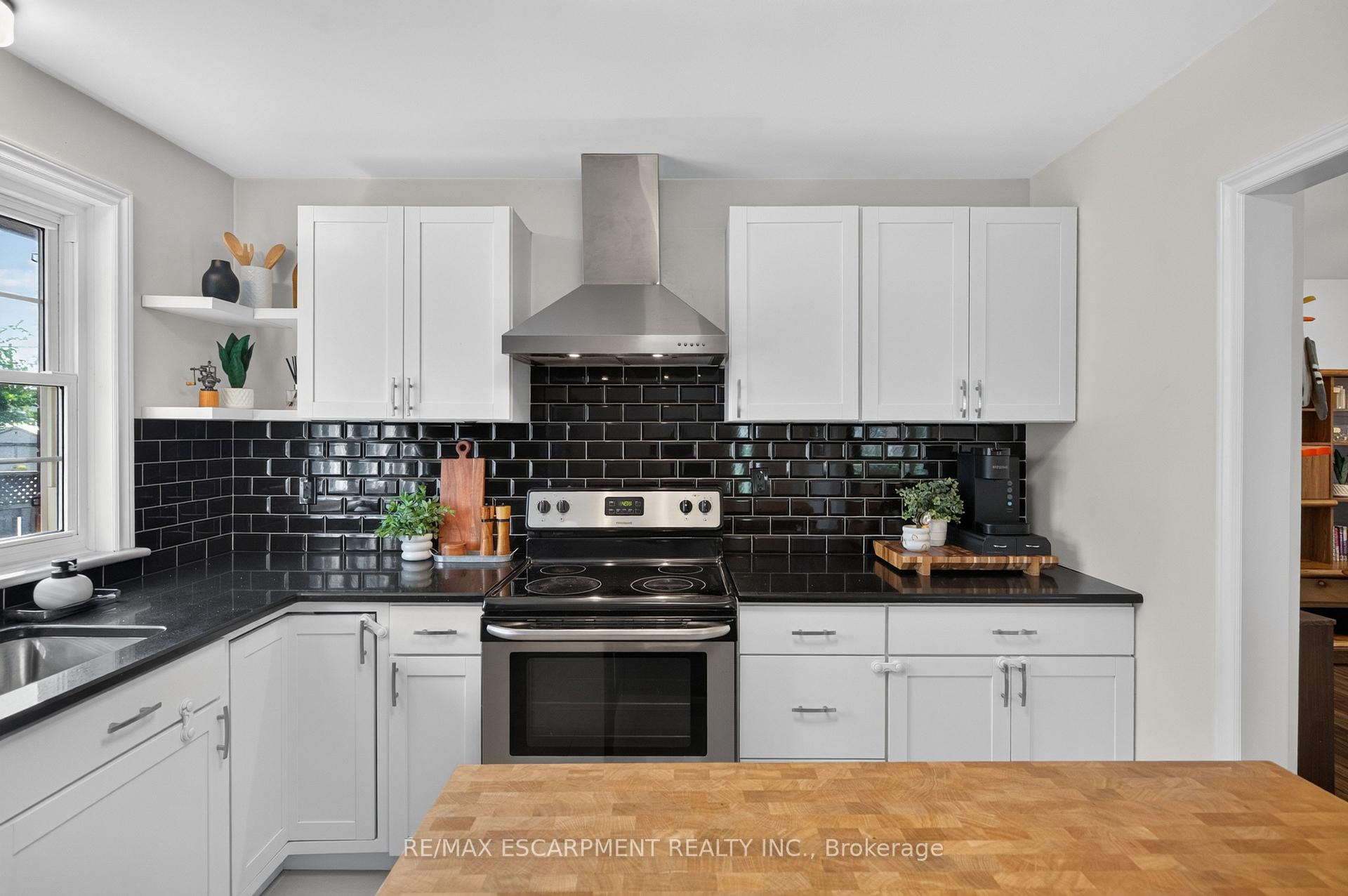 Photo 8 of 24 Castlefield Drive, Hamilton, Hampton Heights — HOMEH