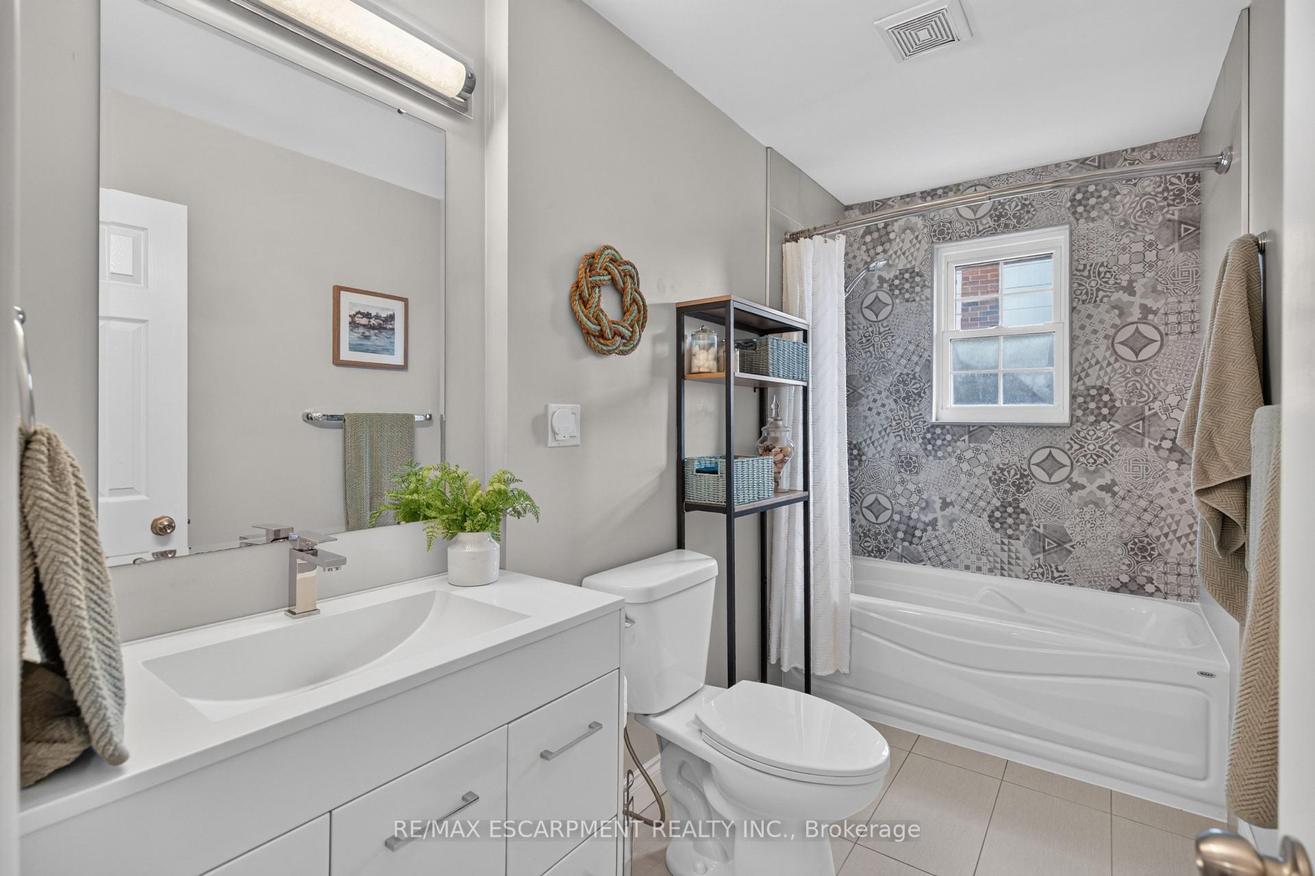 Photo 15 of 24 Castlefield Drive, Hamilton, Hampton Heights — HOMEH